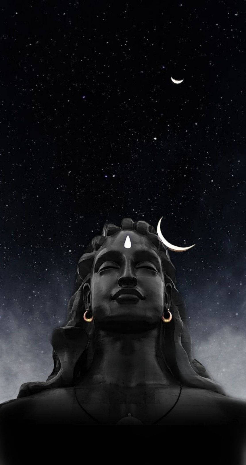 shiva dark 桌布 壁紙 — 一尊寧靜的濕婆石像，閉著眼睛，戴著新月冠冕，在星空下仰望。