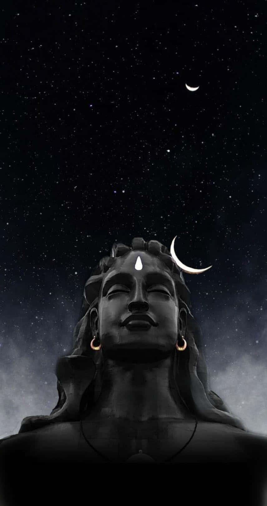 India 桌布 壁紙 — 一尊寧靜的濕婆石像，頭髮上有新月，在星空下仰望。