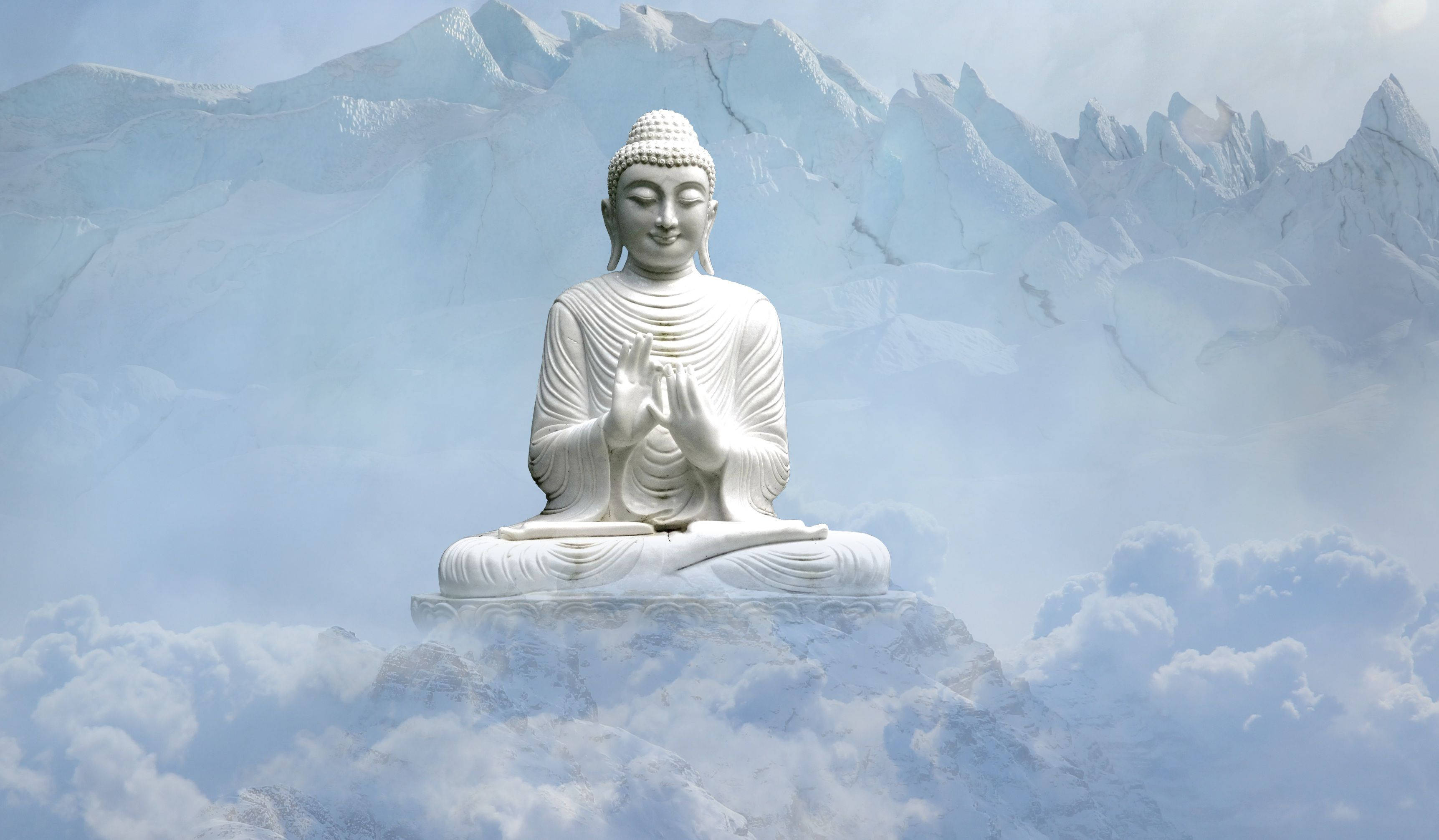 god laptop 桌布 壁紙 — 一尊寧靜的白色佛像在雲霧繚繞的雪山頂上冥想。
