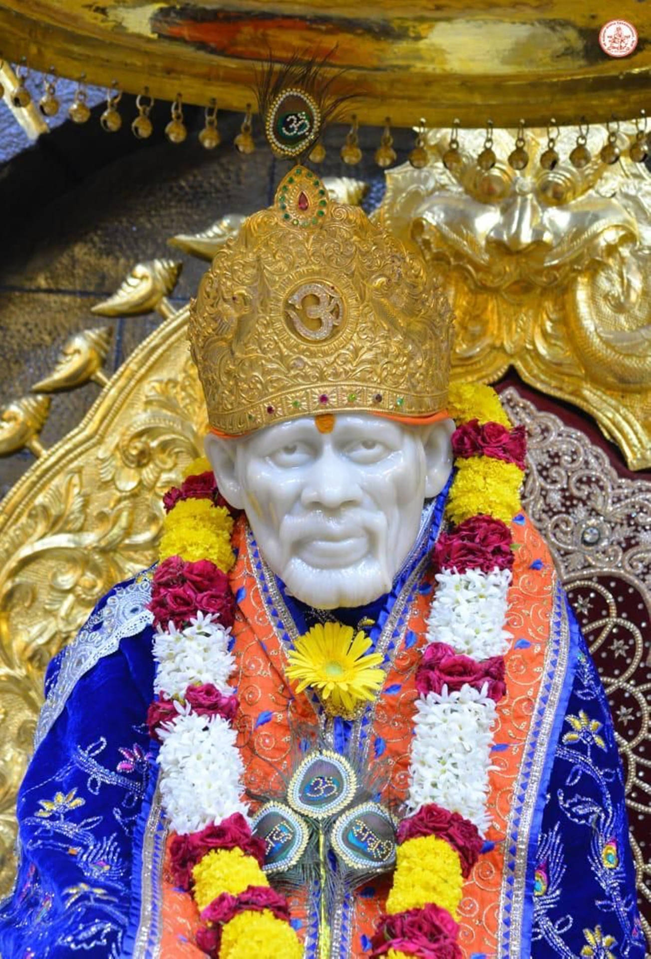 白色大理石印度教神祇雕像，飾有金色王冠和彩色花環。 — Sai Baba 高畫質壁紙 壁紙