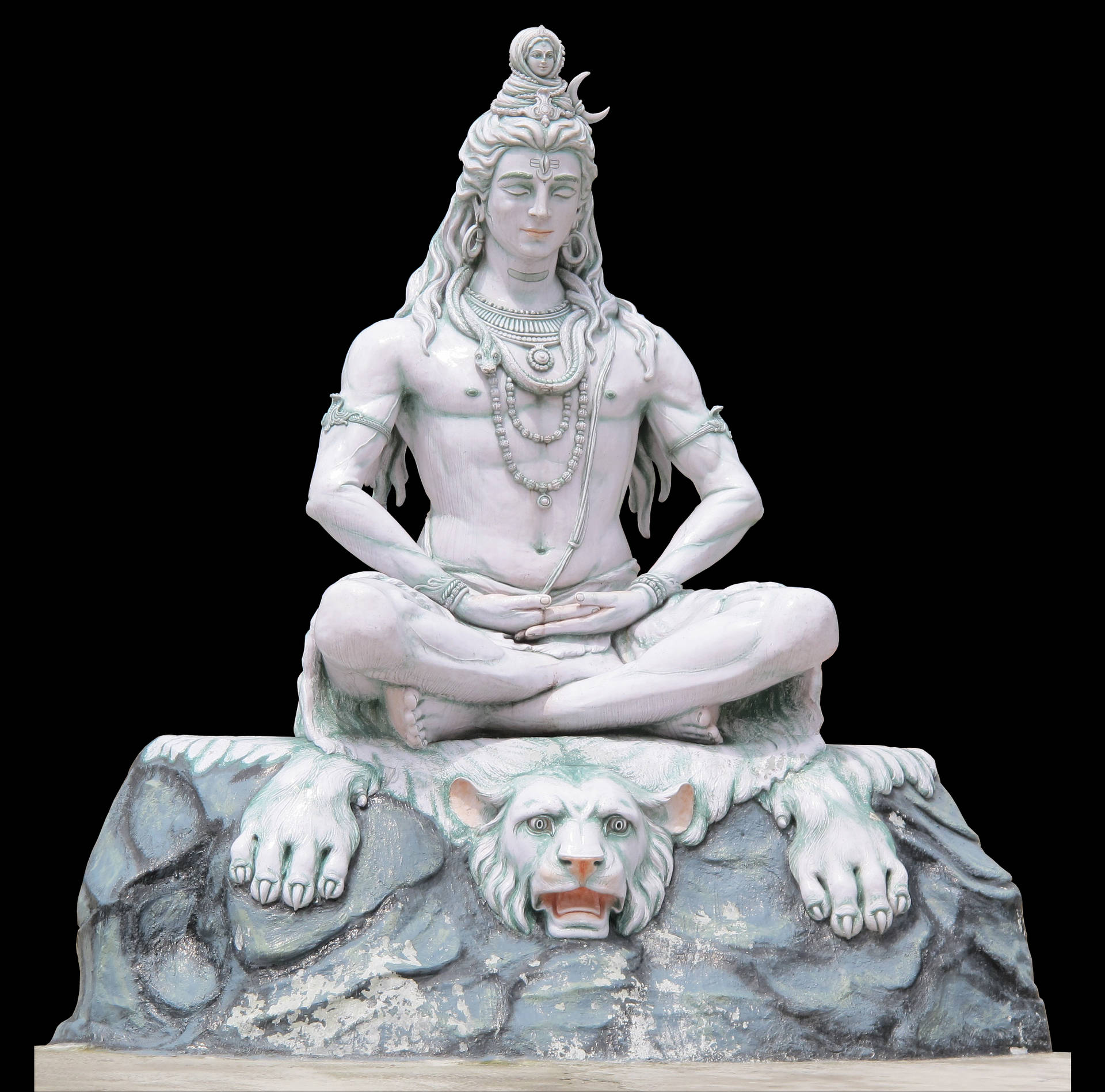 Indian 桌布 壁紙 — 一尊寧靜的白色石雕，描繪濕婆盤腿坐在咆哮的獅頭之上，頭戴新月冠冕。