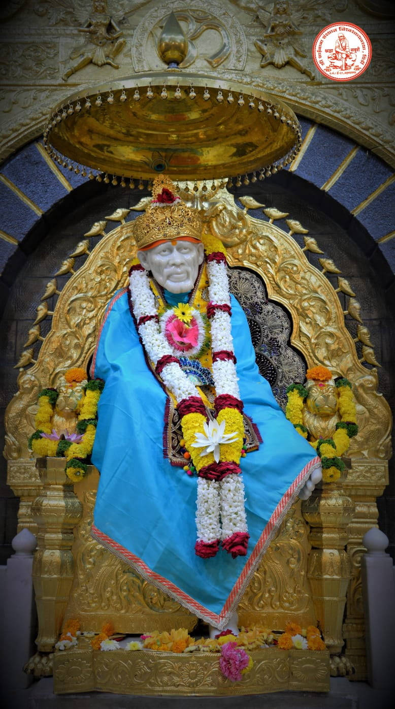 金色寶座上，神像披著藍色布料和花環。 — Sai Baba 高畫質壁紙 壁紙