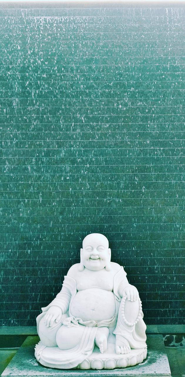 Statue Aesthetic 桌布 壁紙 — 一尊寧靜的白色笑佛雕像平靜地坐在一個寧靜花園環境中，前面是層疊的綠色水牆。