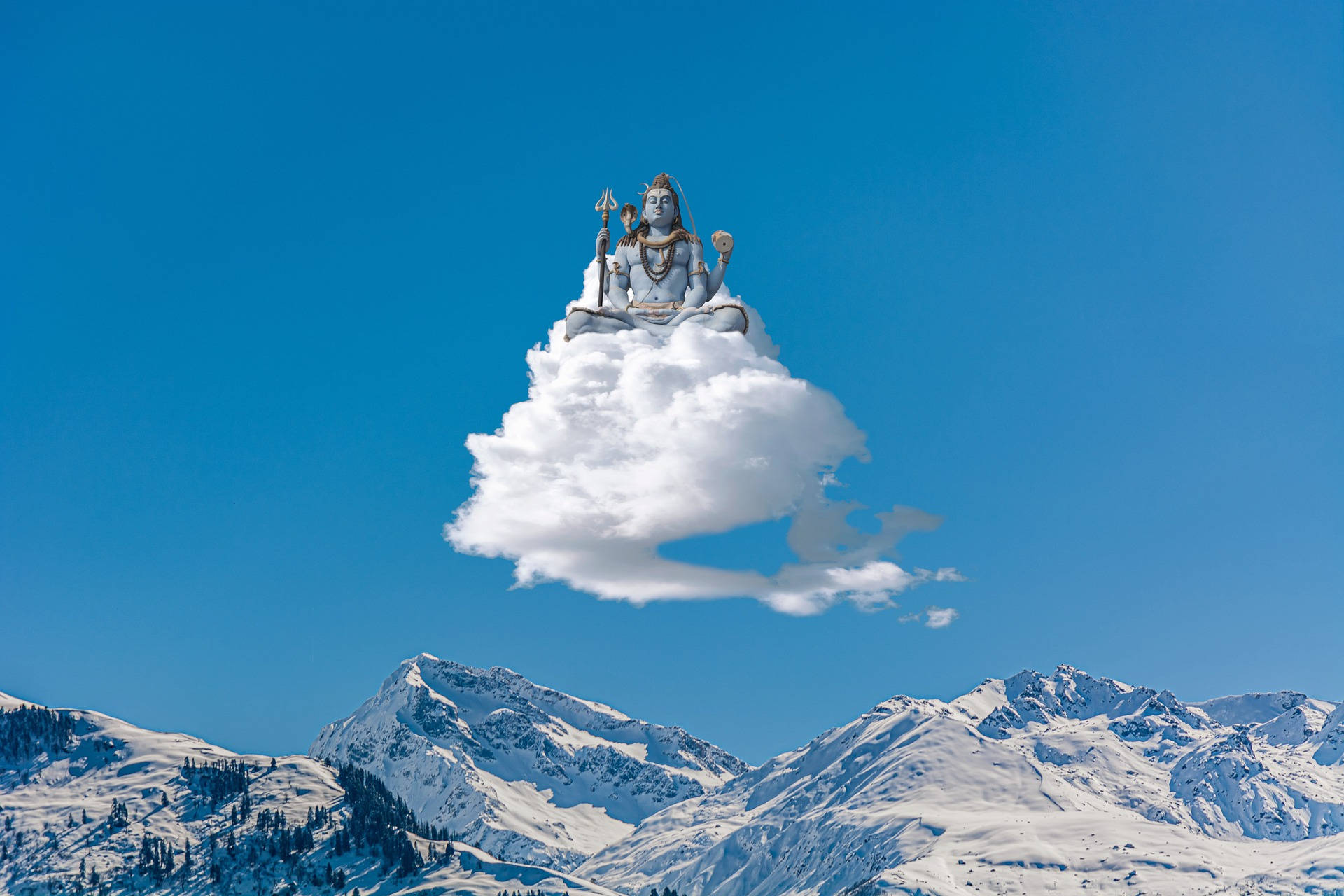 shiv shankar 桌布 壁紙 — 一尊寧靜的銀色神像在蓬鬆的白雲上冥想，背景是清澈的藍天，下方是白雪覆蓋的山脈。