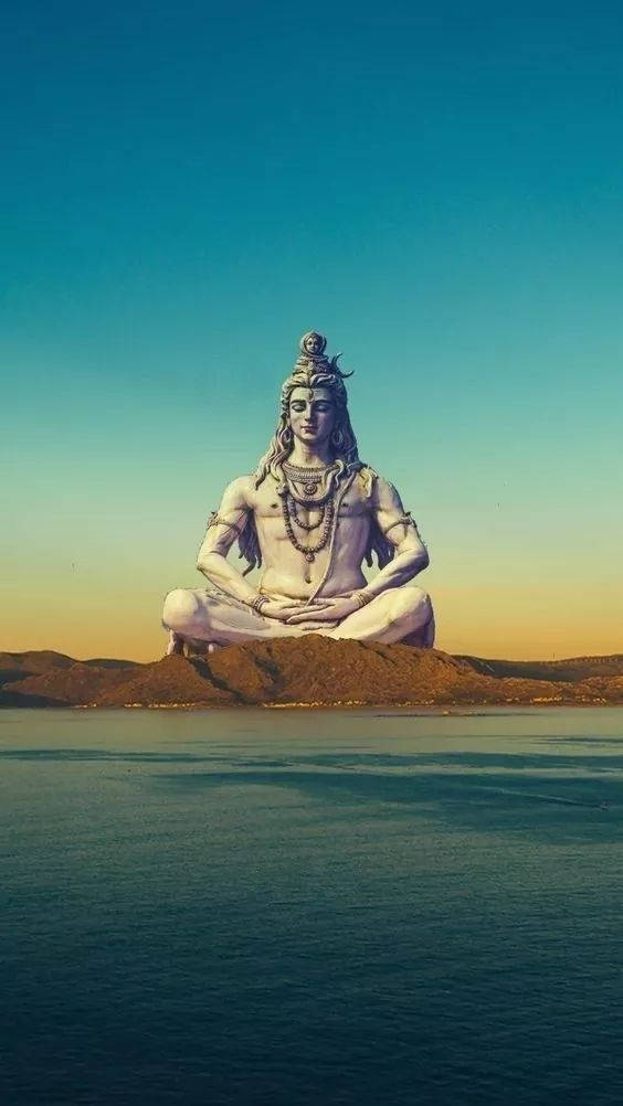 Mahadev Full HD 桌布 壁紙 — 一尊巨大的白色濕婆神像在日落時分寧靜地冥想於俯瞰平靜水面的山頂上。