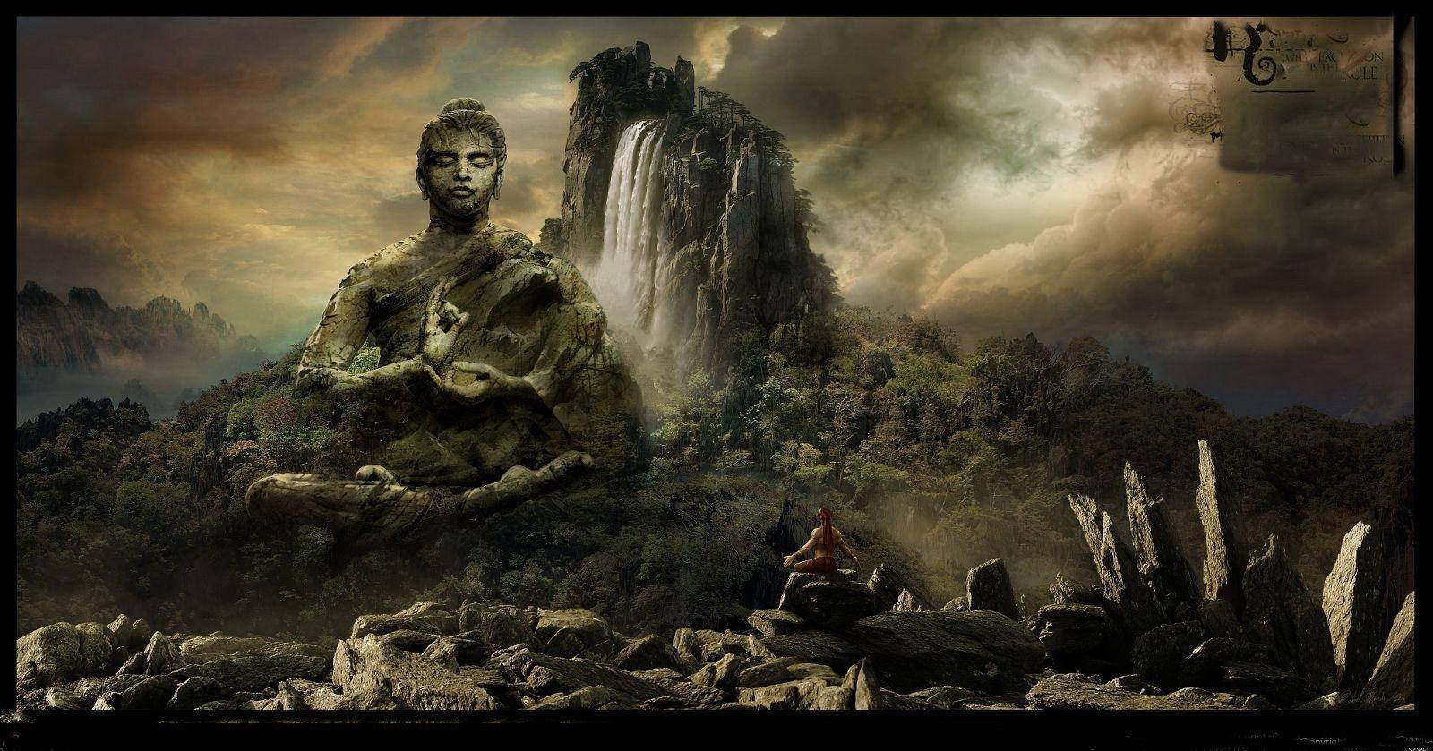 藝術 桌布 壁紙 — 一尊巨大的石佛像在霧氣瀰漫的山脈頂端冥想，背後有瀑布在暴風雨的天空下傾瀉而下。