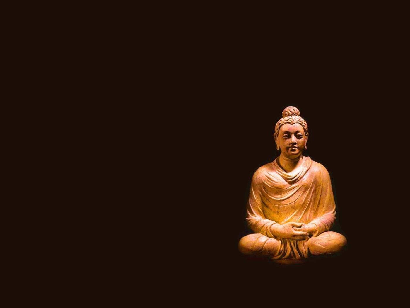 3D 桌布 壁紙 — 一尊溫暖照明的木製佛像在深黑色背景下靜靜地冥想。