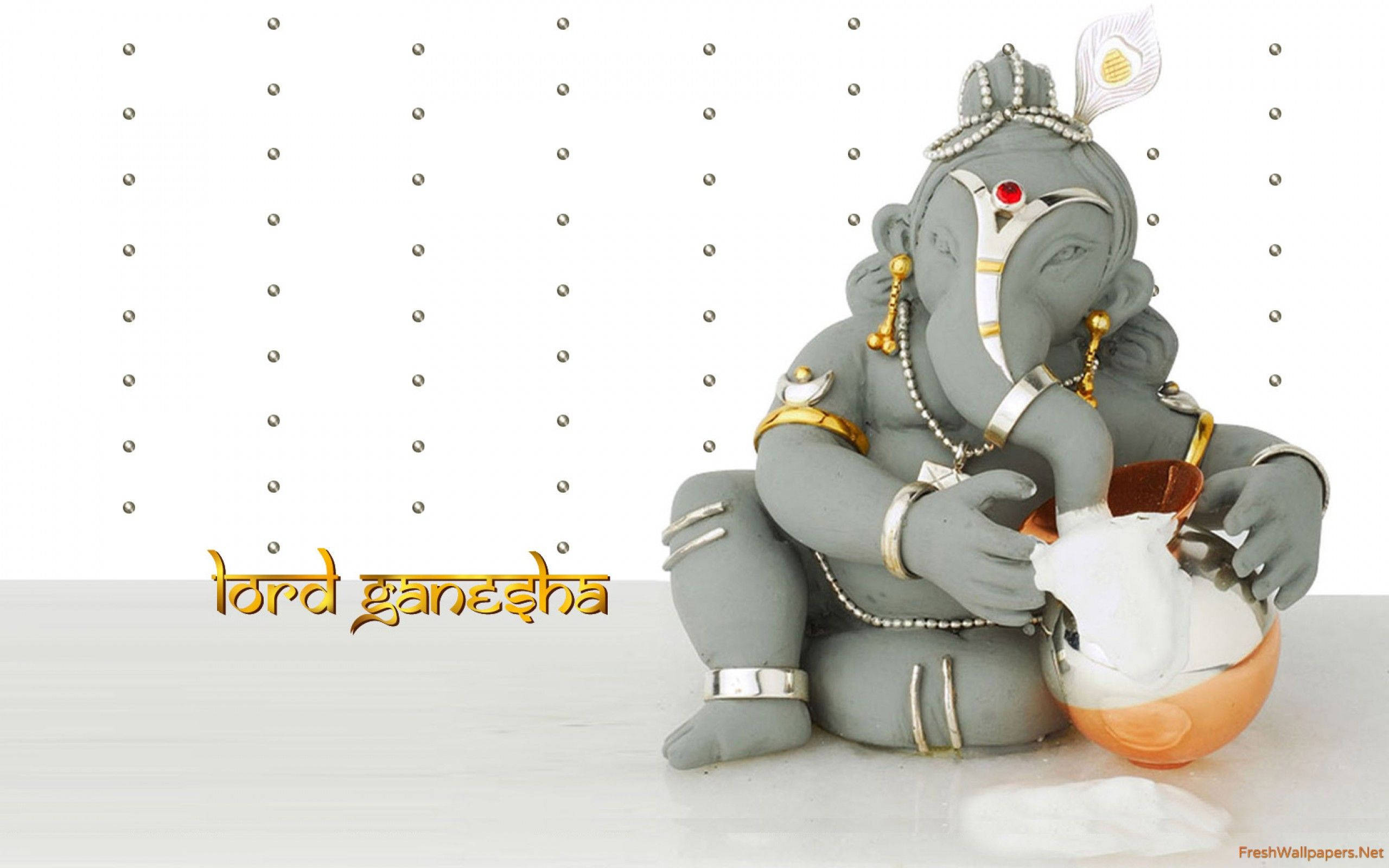 cute ganesha 桌布 壁紙 — 一尊灰色的象神雕像平靜地坐著，手持一個白色和橙色的碗，背景是帶有銀色圓點的白色。
