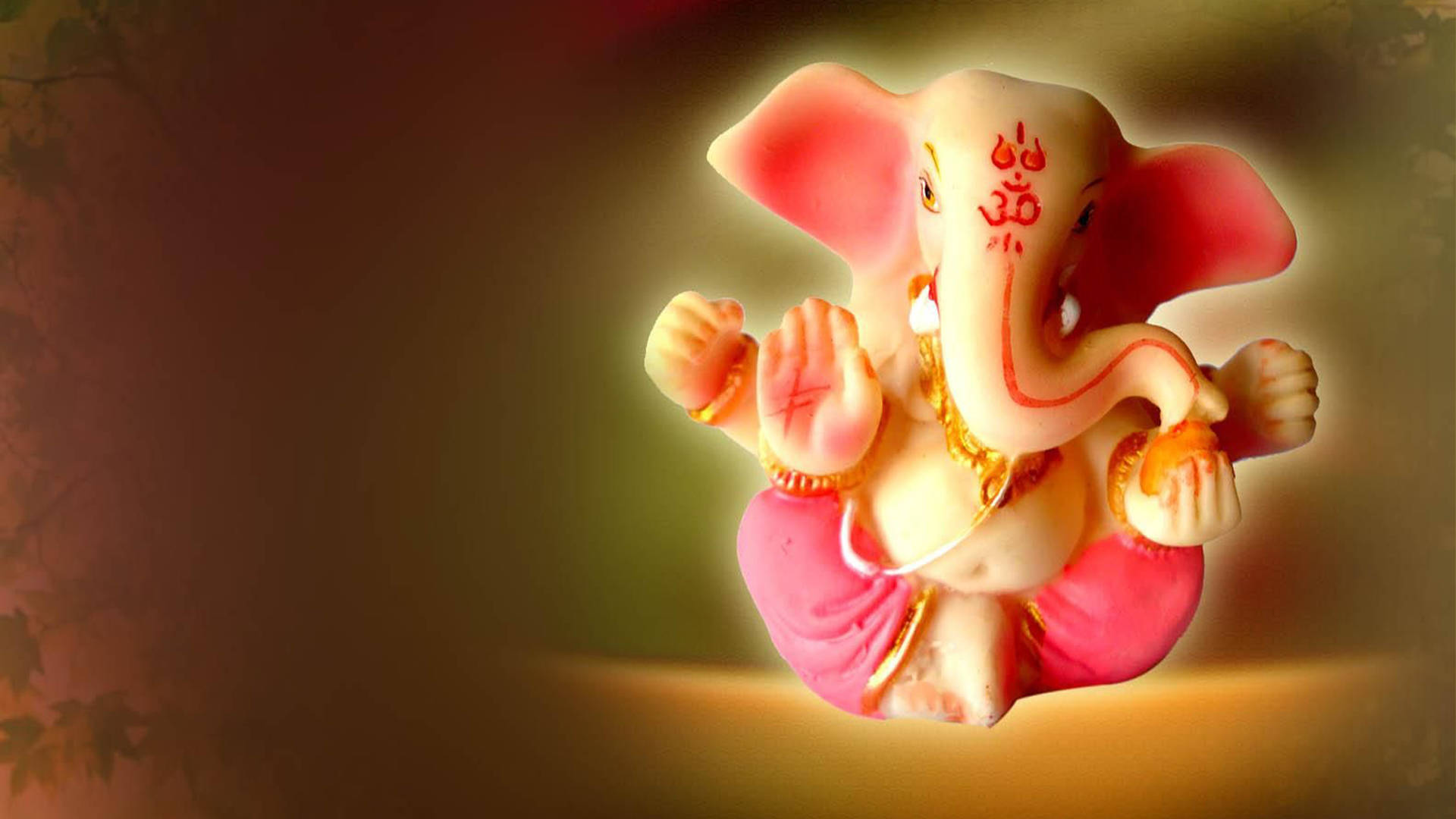 cute ganesha 桌布 壁紙 — 一尊發光的粉紅色和金色象神雕像漂浮在溫暖模糊的背景上，帶有柔和的光線。