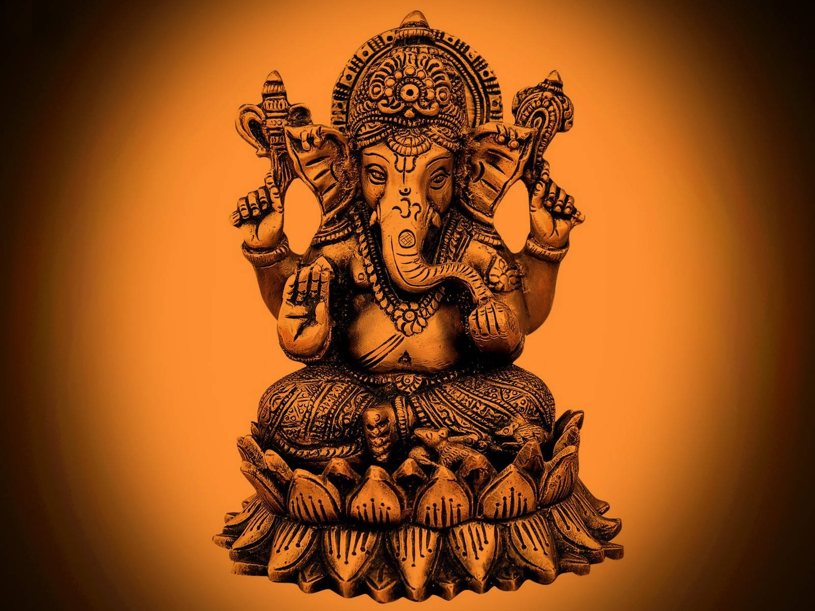 Hindu God 桌布 壁紙 — 一尊精細的金色象神雕像安詳地坐在蓮花底座上，背景是溫暖的橙色漸變。