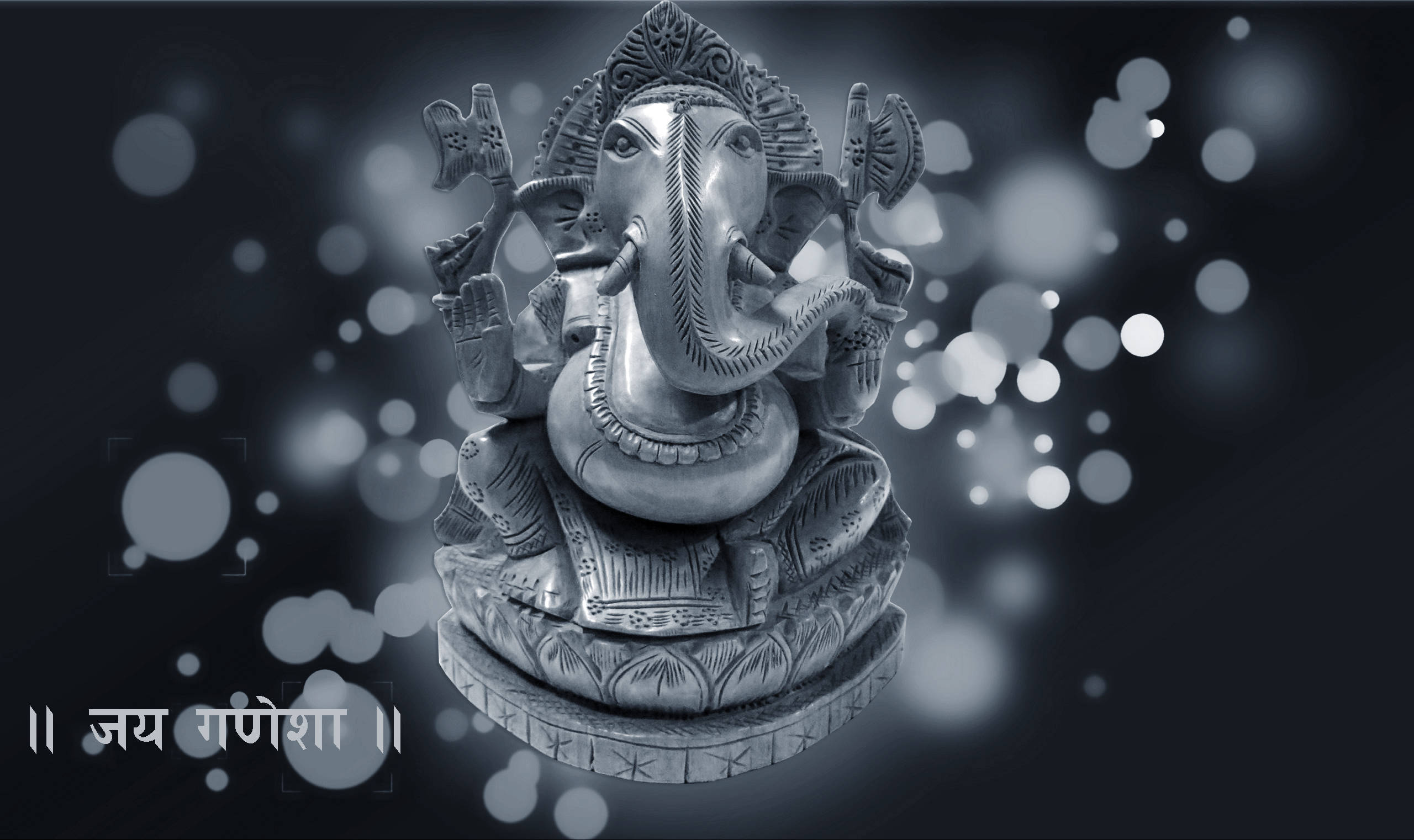 Ganesh 桌布 壁紙 — 一尊細節豐富的單色象頭神像，帶有複雜雕刻和背景的散景燈光。