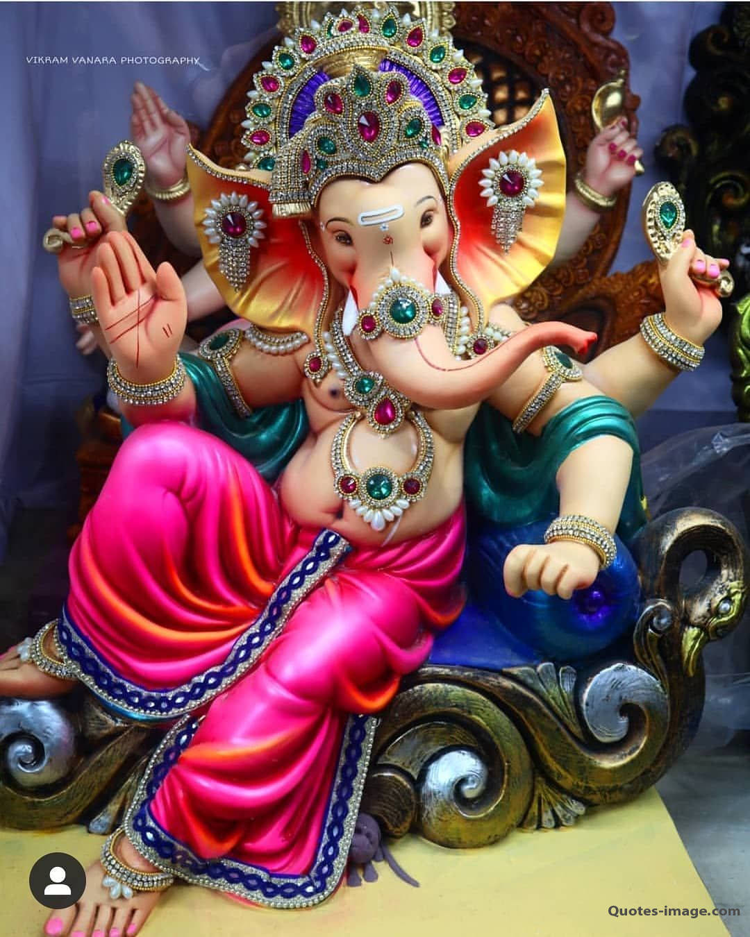 ganpati HD 桌布 壁紙 — 一尊色彩鮮豔的象神雕像，飾有珠寶，坐在華麗的寶座上。