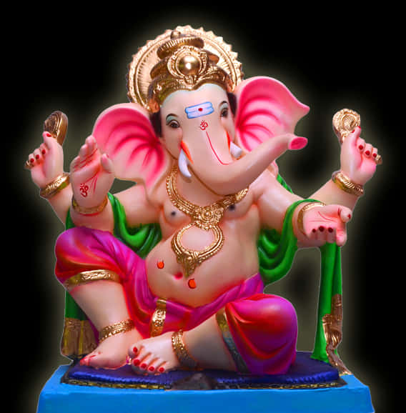 Ganpati 桌布 壁紙 — 一尊色彩鮮豔的象頭神像，粉紅色耳朵、金色珠寶、綠色和粉紅色衣服，坐在藍色底座上，背景為黑色。