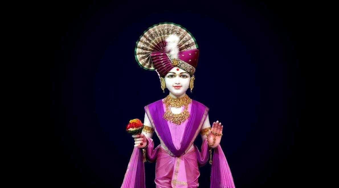 Swaminarayan 桌布 壁紙 — 一尊莊嚴的神像，身穿鮮豔的紫色長袍和華麗的金飾，在黑暗背景下手持一朵花。