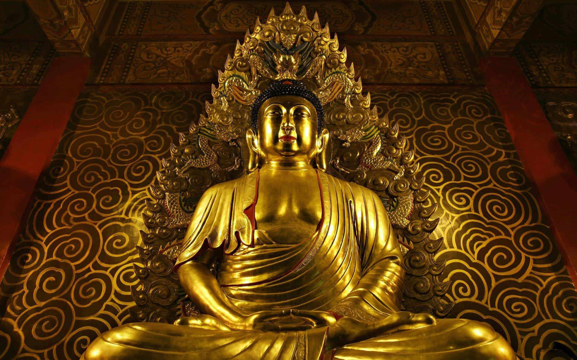 佛陀 桌布 壁紙 — 一尊莊嚴的金色佛像在寺廟中寧靜地坐著，被溫暖的光線照亮，背景是華麗的漩渦圖案。