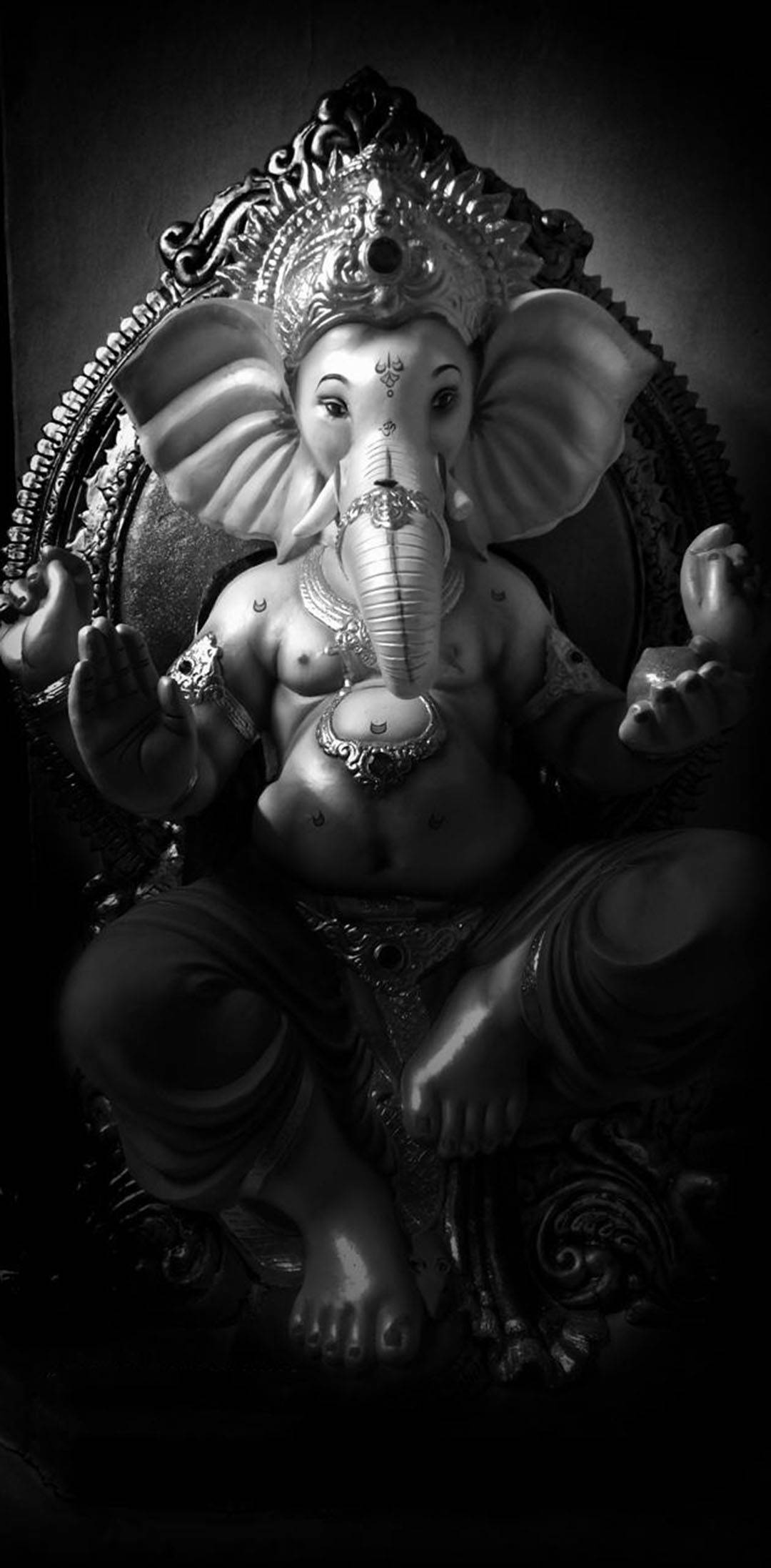 Ganesh 桌布 壁紙 — 一尊莊嚴的黑白象神格涅沙雕像，威嚴地坐在華麗的寶座上，細節精緻，燈光效果戲劇化。