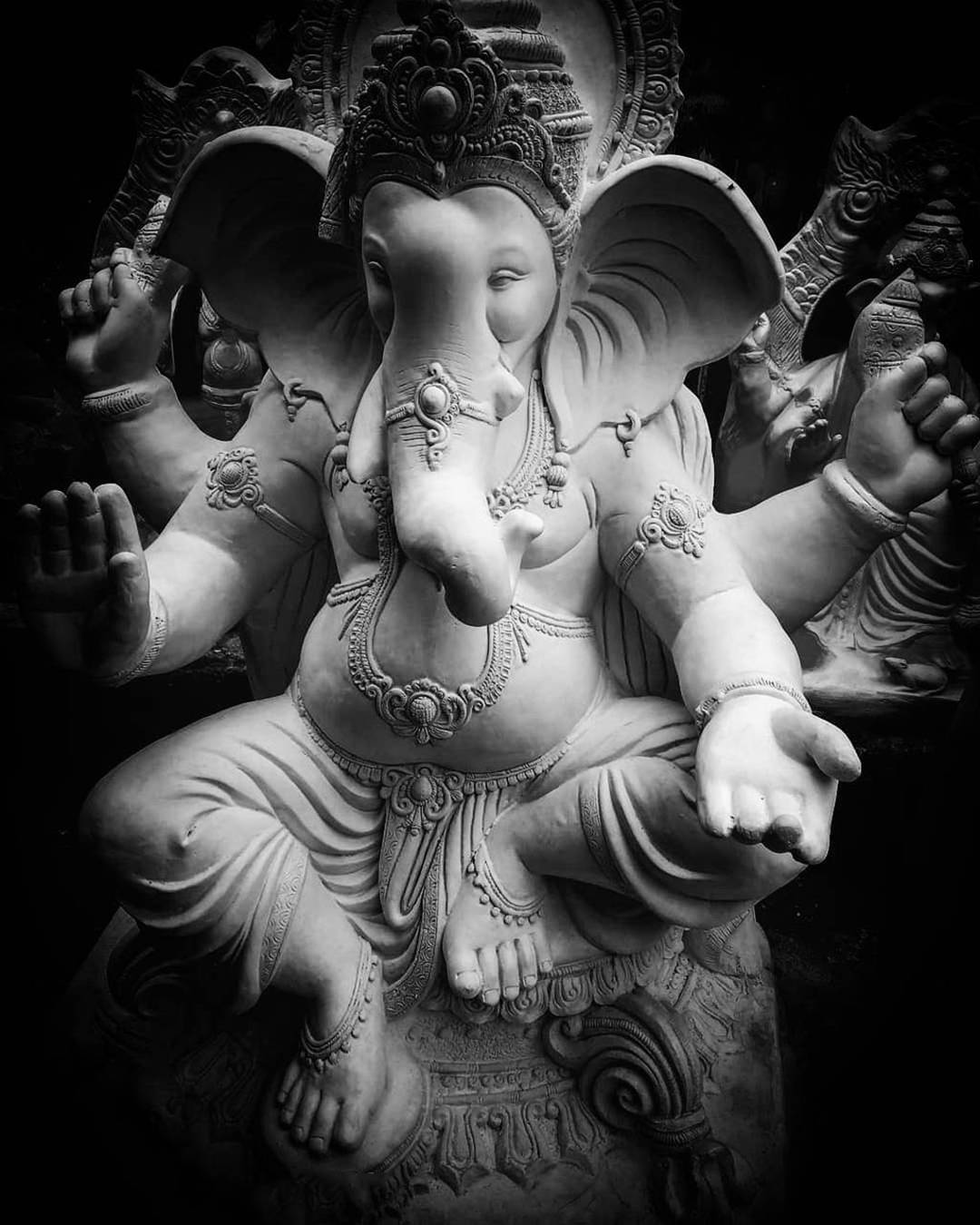 Ganesh 桌布 壁紙 — 一尊莊嚴的黑白象頭神伽內什雕像，有四臂和象頭，飾以精緻珠寶和皇冠。
