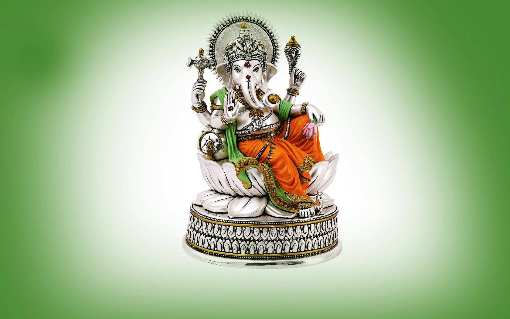 Hindu God 桌布 壁紙 — 一尊詳細的象神迦尼薩雕像，坐在裝飾著金色和綠色的蓮花底座上，背景是柔和的綠色漸變。