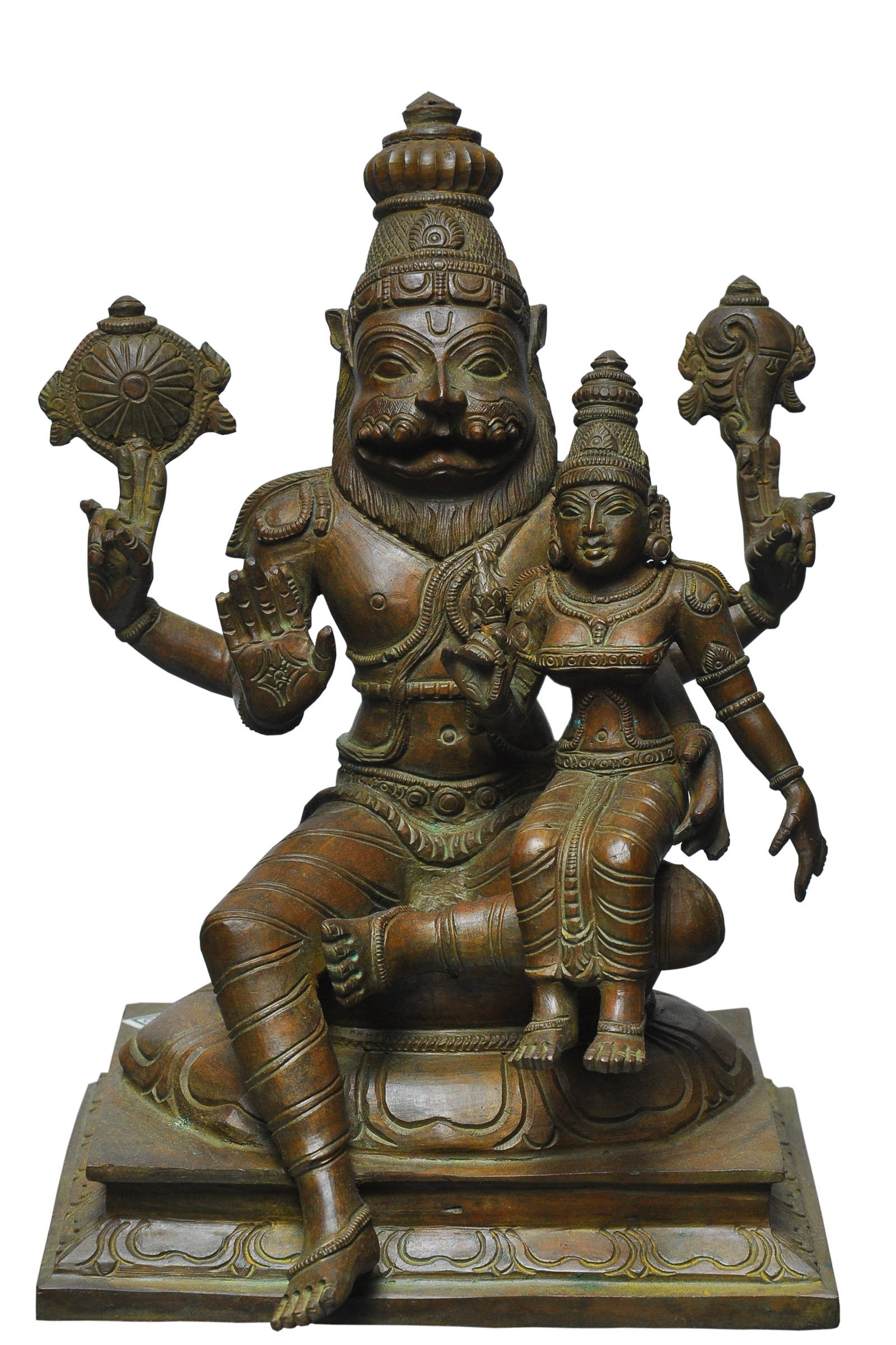 Vishnu 桌布 壁紙 — 一尊詳細的青銅雕像，描繪一位留鬍鬚、戴皇冠的神祇手持輪子，旁邊有一位較小的神祇，兩者都飾有複雜的雕刻。