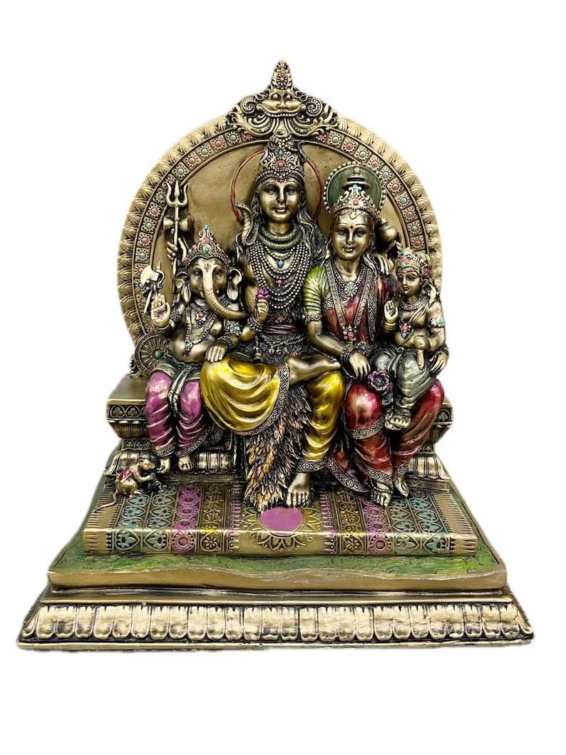 Shiv Parivar 桌布 壁紙 — 一尊詳細華麗的印度教神祇濕婆、帕爾瓦蒂、象頭神和卡爾提凱亞的雕像，他們一起坐在一個雕刻精美的寶座上。