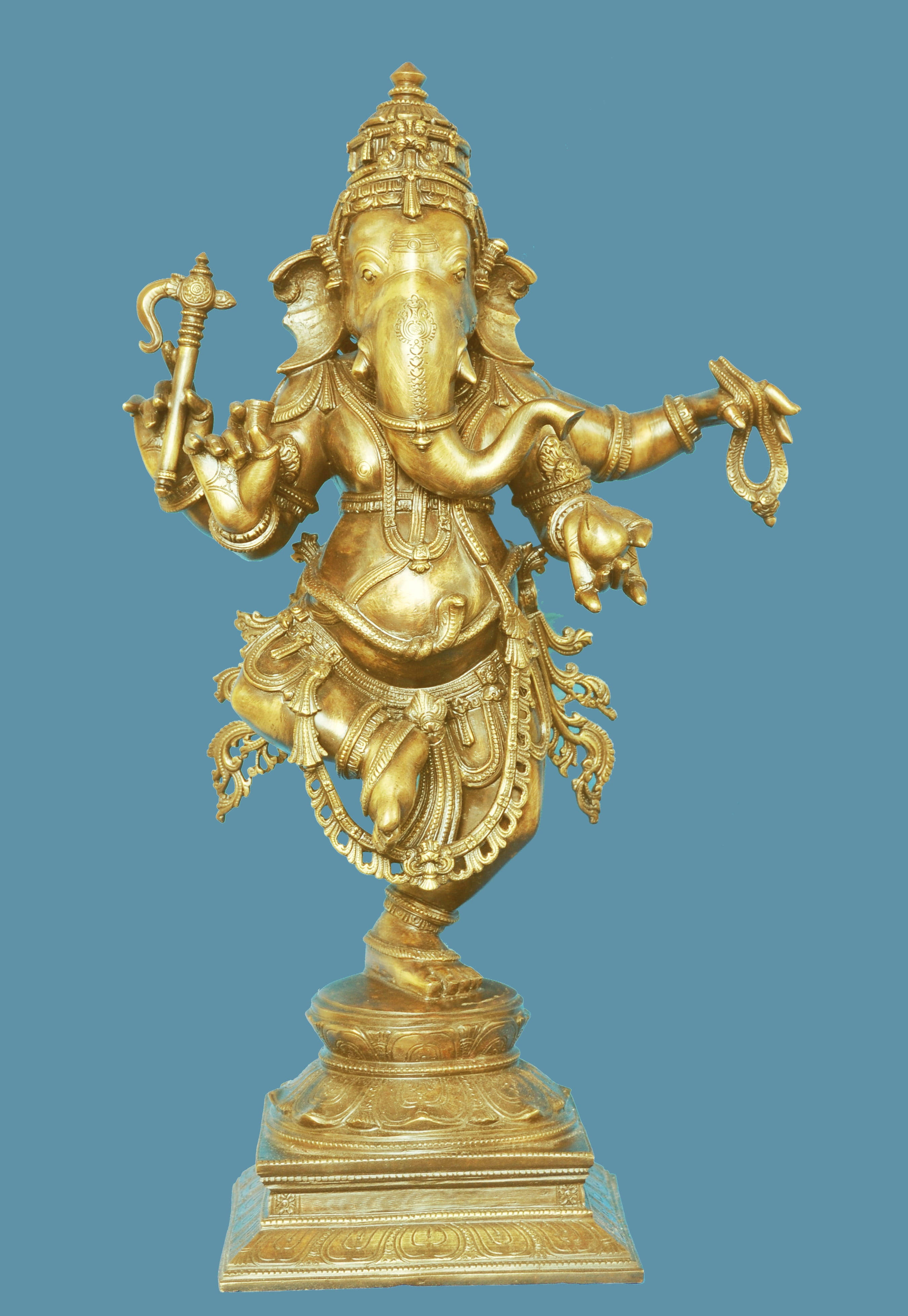 Ganesh 桌布 壁紙 — 一尊金色的象頭神像，擁有象頭和多臂，威嚴地立在華麗的基座上，背景是純青色。