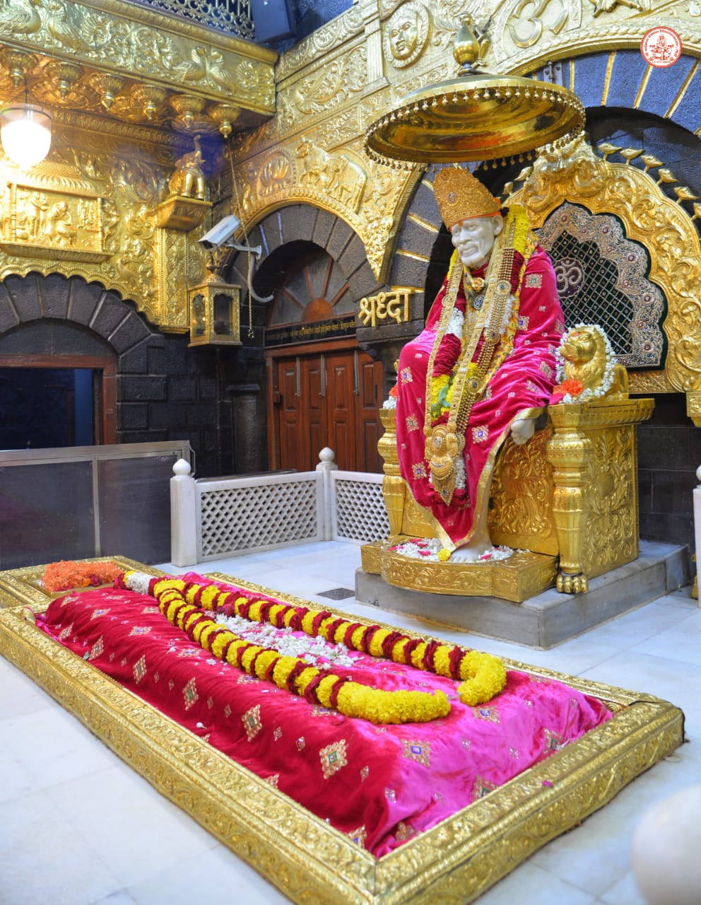 寺廟內金色神像披著紅布和花環。 — Sai Baba 高畫質壁紙 壁紙