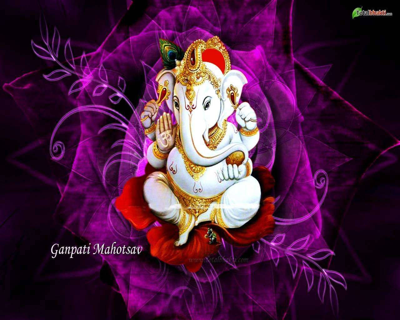 Ganesh 桌布 壁紙 — 一尊閃耀的白色的象頭神雕像，飾以金色，坐在紅色蓮花上，背景是旋轉的紫色花卉圖案。