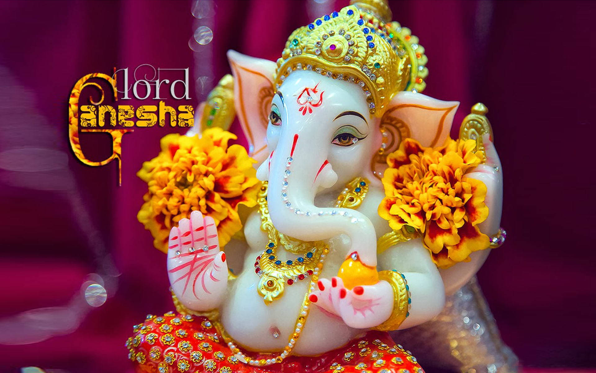 Ganesh 桌布 壁紙 — 一尊閃耀的白色象神雕像，飾有黃金首飾和金盞花，背景為深洋紅色。