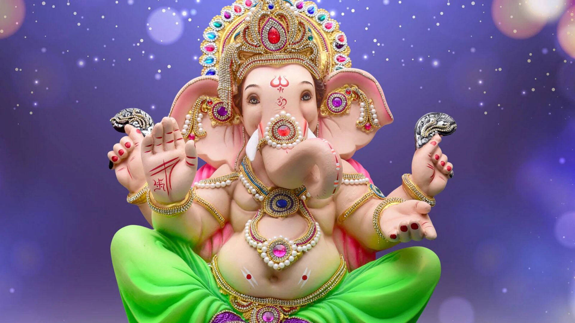 Ganesh Chaturthi 桌布 壁紙 — 一尊閃耀的粉紅色象頭神雕像，飾有金色珠寶和綠色腰布，坐在閃爍的紫色星空背景前。