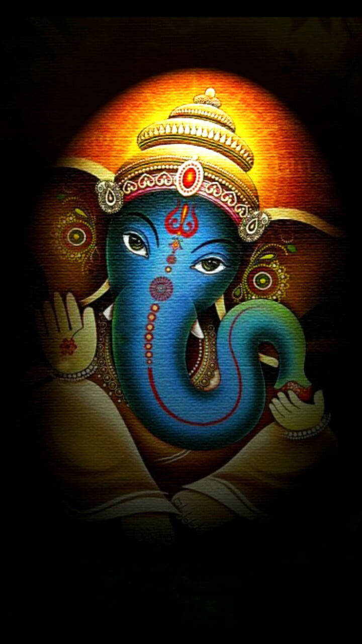 hindu iPhone 桌布 壁紙 — 一尊閃耀的藍色象頭神，飾有金色皇冠和珠寶，在黑暗背景中發光。