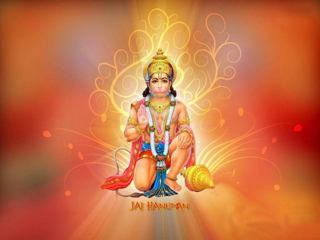 hanuman ji HD 桌布 壁紙 — 一尊閃耀的金色哈努曼盤腿而坐，背景是發光的橙色和紅色，帶有漩渦狀裝飾圖案。