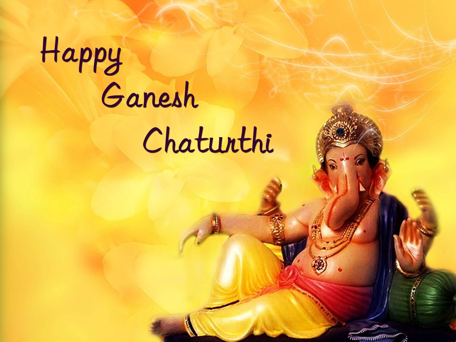 Ganesh Chaturthi 桌布 壁紙 — 一尊閃耀的金色象神像優雅地坐在發光的黃色花卉背景前，並帶有慶祝文字。