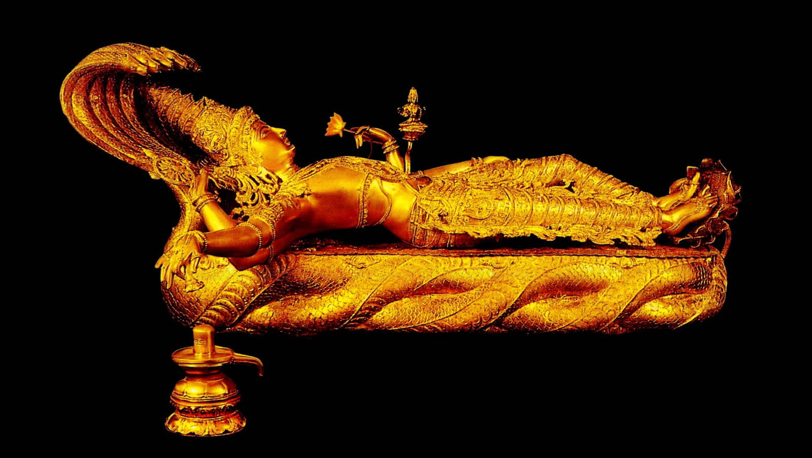 Vishnu 桌布 壁紙 — 一尊閃耀金色、飾有精緻細節的臥佛雕像，在純黑背景上安詳地躺臥。