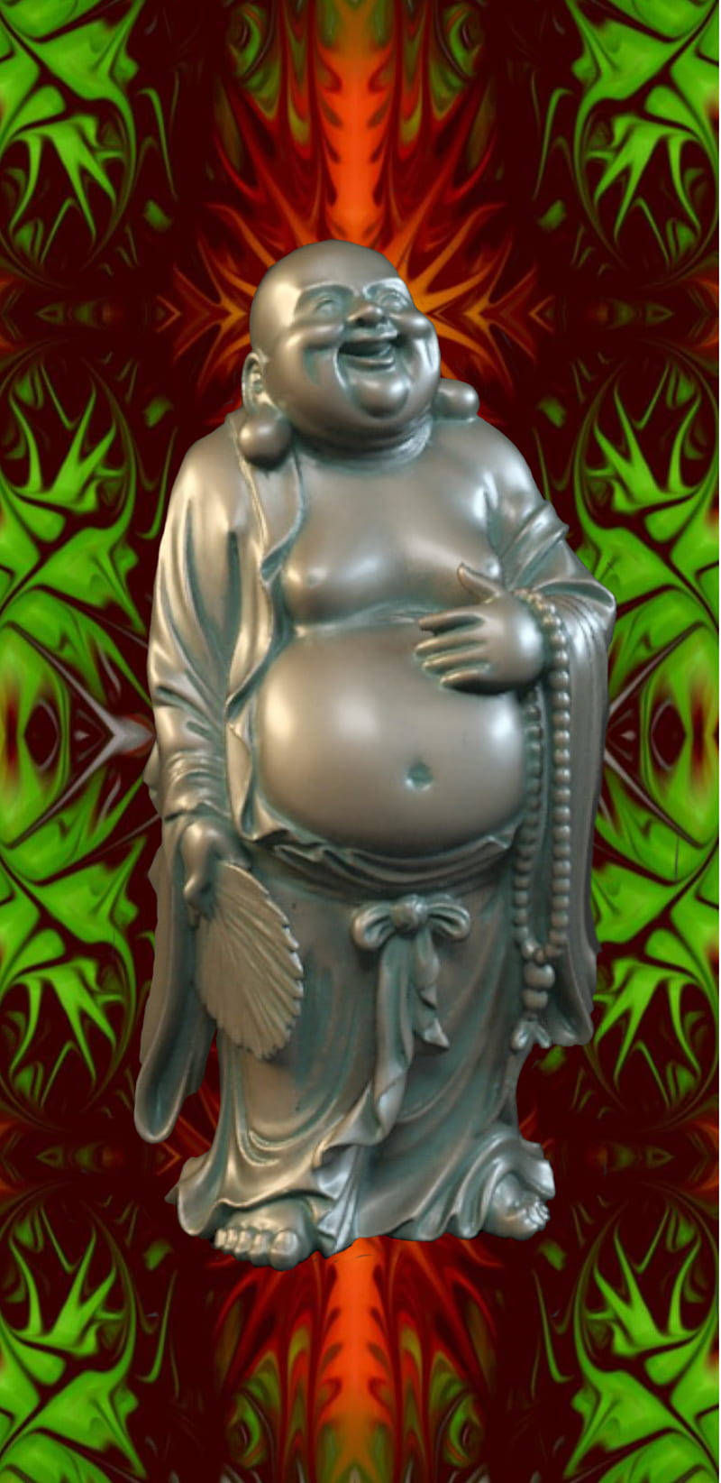 Statue Aesthetic 桌布 壁紙 — 一尊閃閃發光的銀色笑佛雕像，矗立在充滿活力的綠色和紅色迷幻圖案背景前。