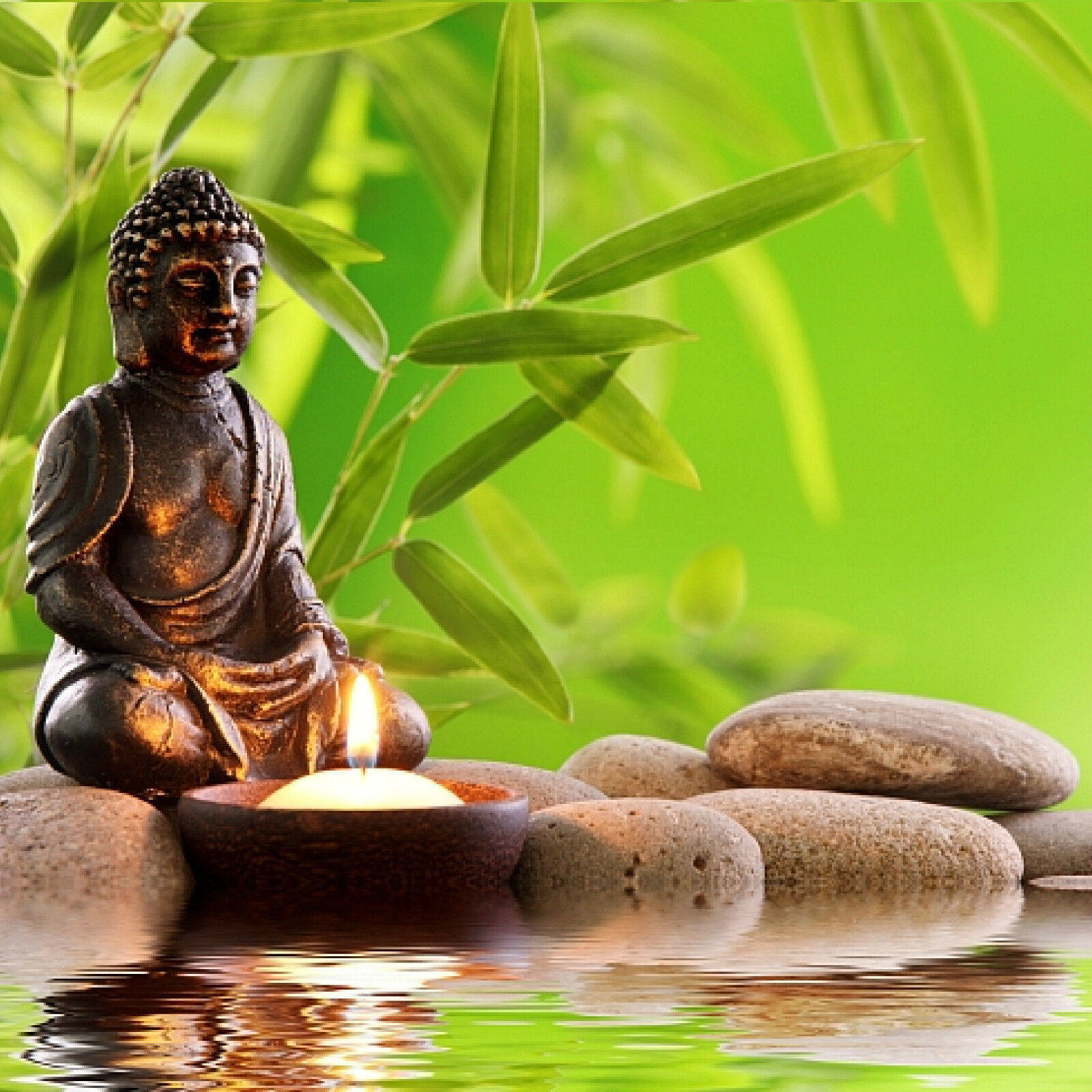 Holistic 桌布 壁紙 — 一尊青銅佛像安詳地坐在石頭上，旁邊有一根點燃的蠟燭，倒映在平靜的水面上，背景是茂密的綠色竹子。
