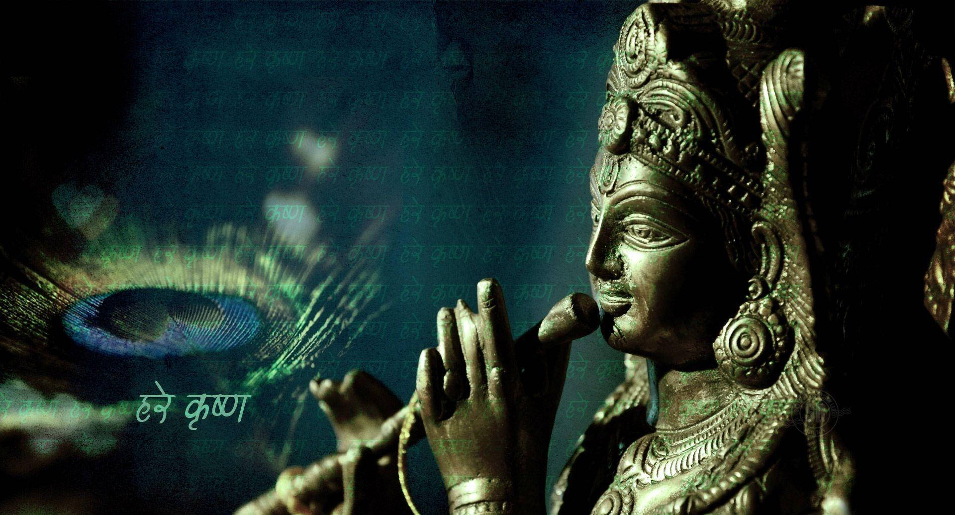 Krishna Desktop 桌布 壁紙 — 一尊青銅神像在吹奏長笛，背景神秘，帶有發光的孔雀羽毛和梵文文字。