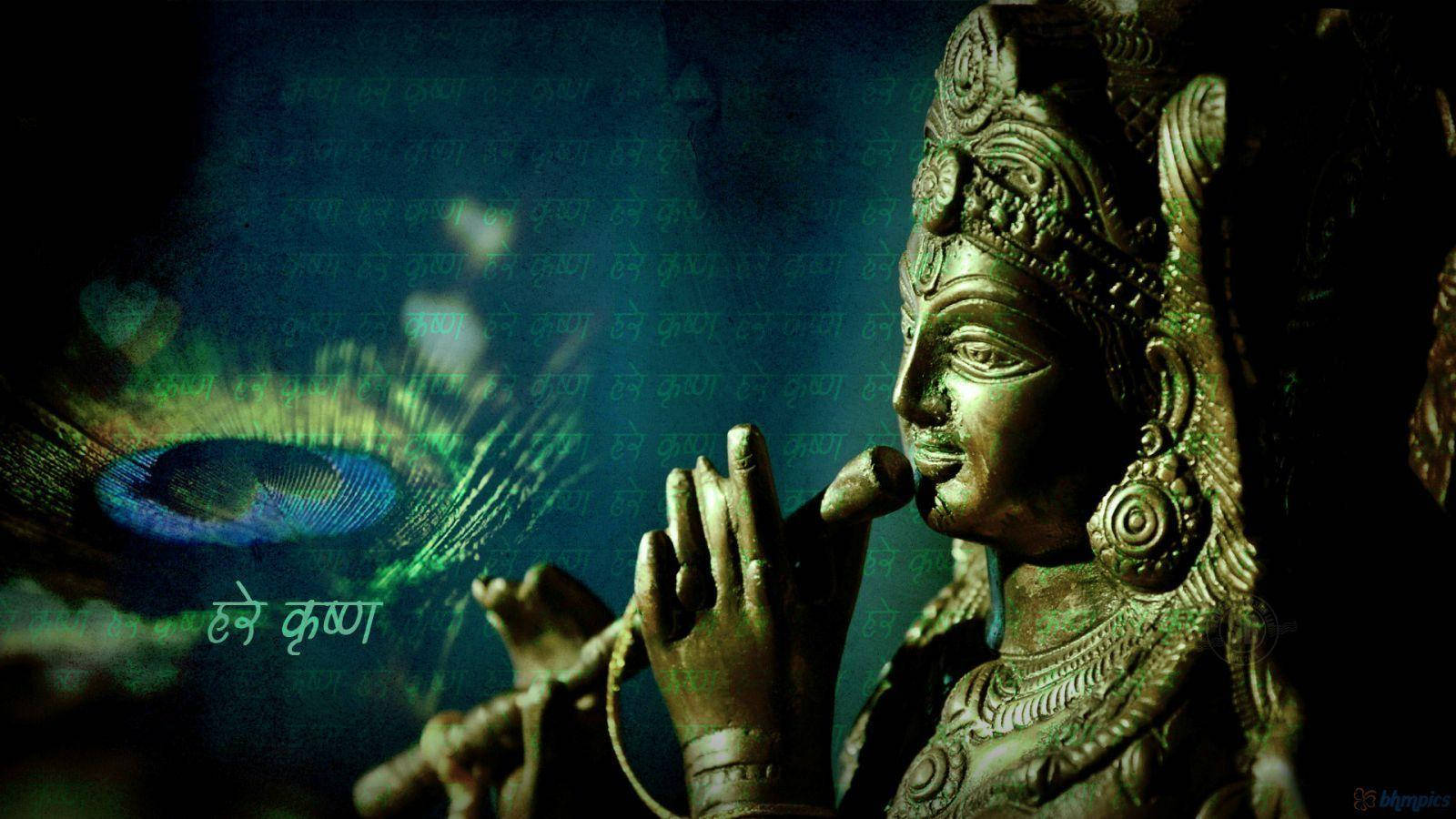 krishna bhagwan 桌布 壁紙 — 一尊青銅雕像，描繪一位寧靜的神明雙手合十祈禱，背景是神秘的綠色和藍色，帶有發光的孔雀羽毛圖案和梵文文字。