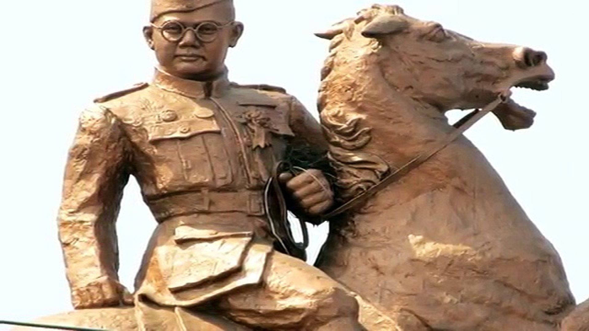身穿制服的士兵的青銅騎馬雕像 — 印度軍隊 壁紙