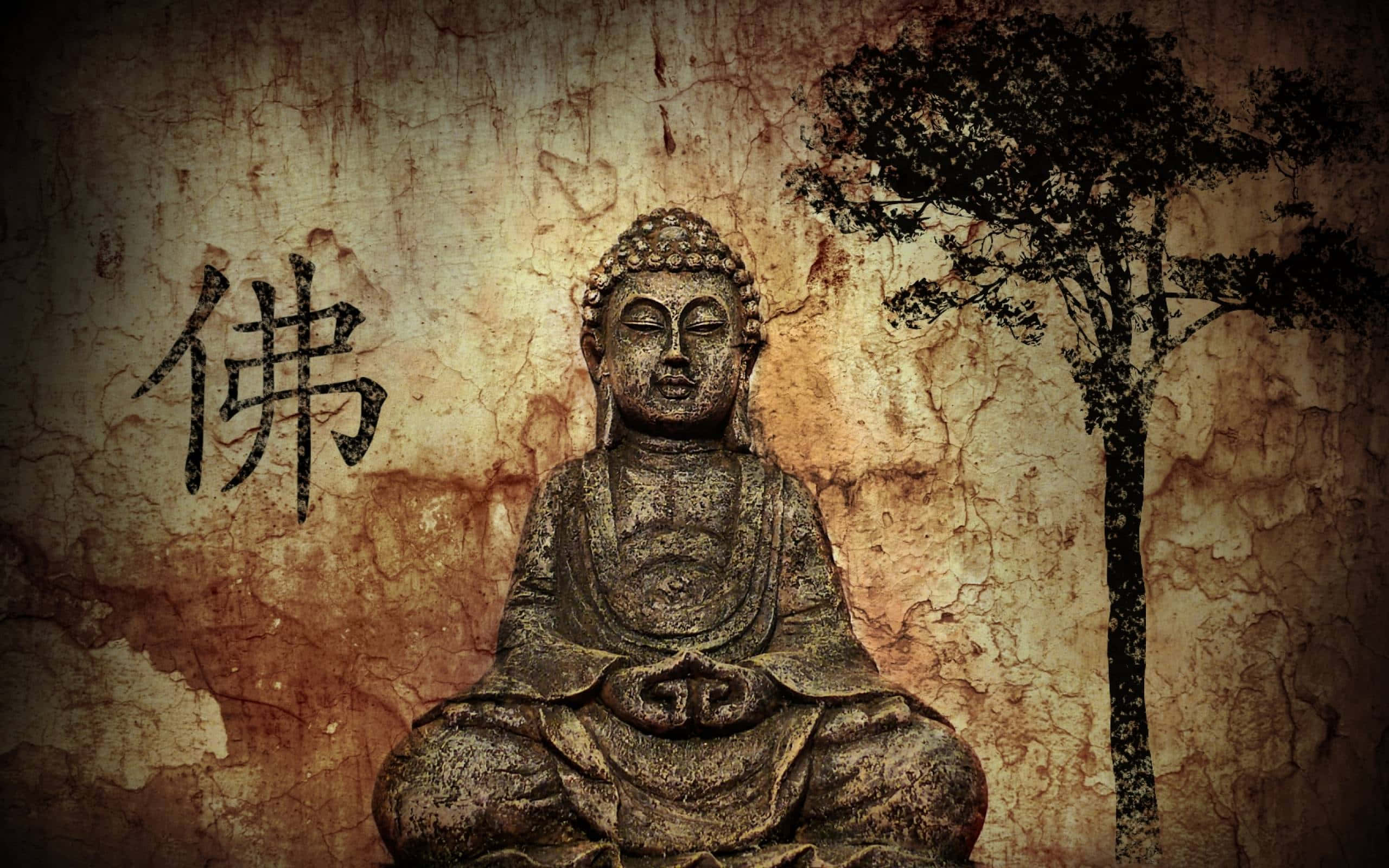 佛陀 桌布 壁紙 — 一尊風化的石佛像安詳地坐在有裂縫的牆前，牆上有中文字和樹的剪影。