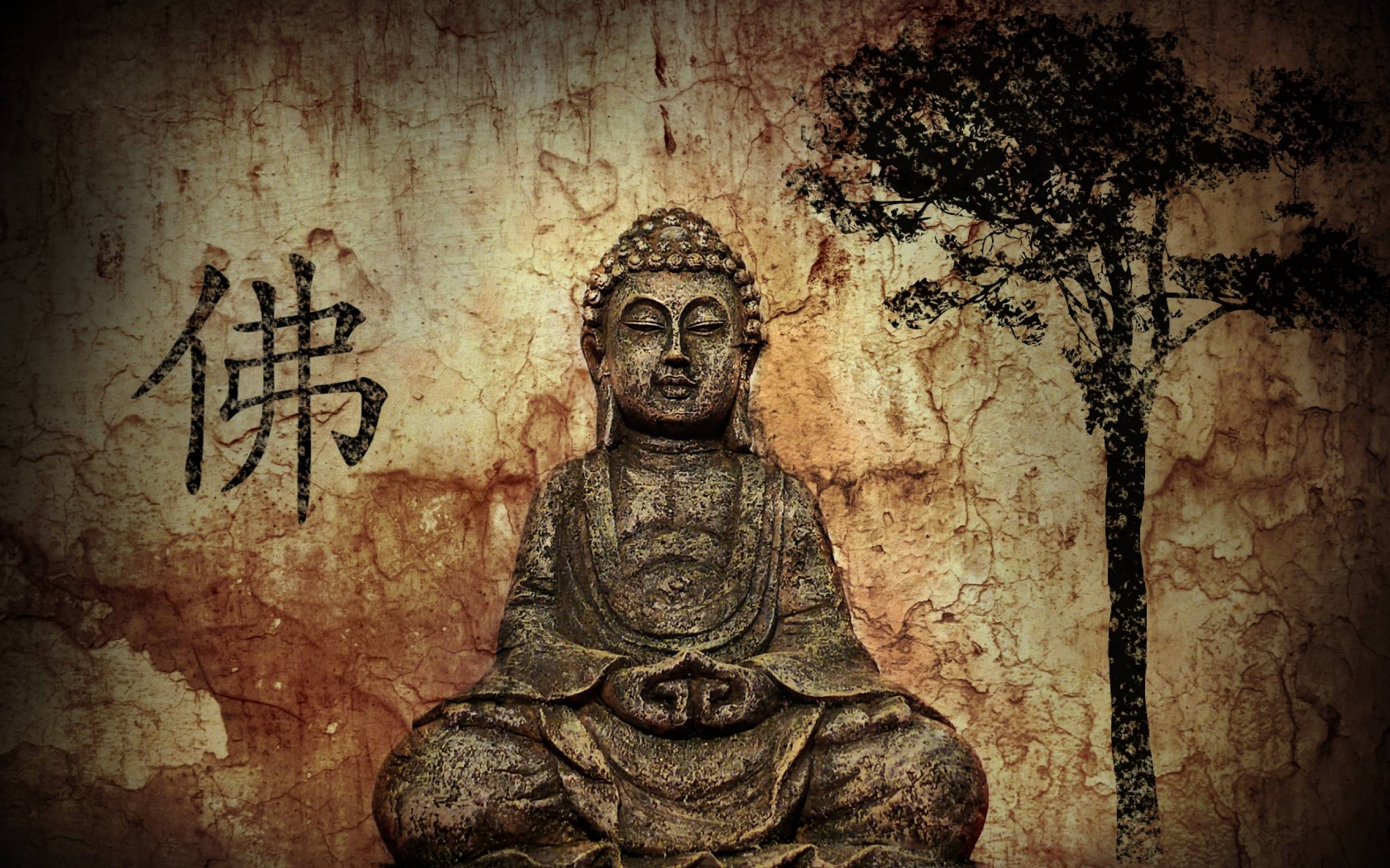 佛陀 桌布 壁紙 — 一尊風化的石佛像安詳地坐在裂牆旁，旁邊有一棵孤樹和一個中文字。
