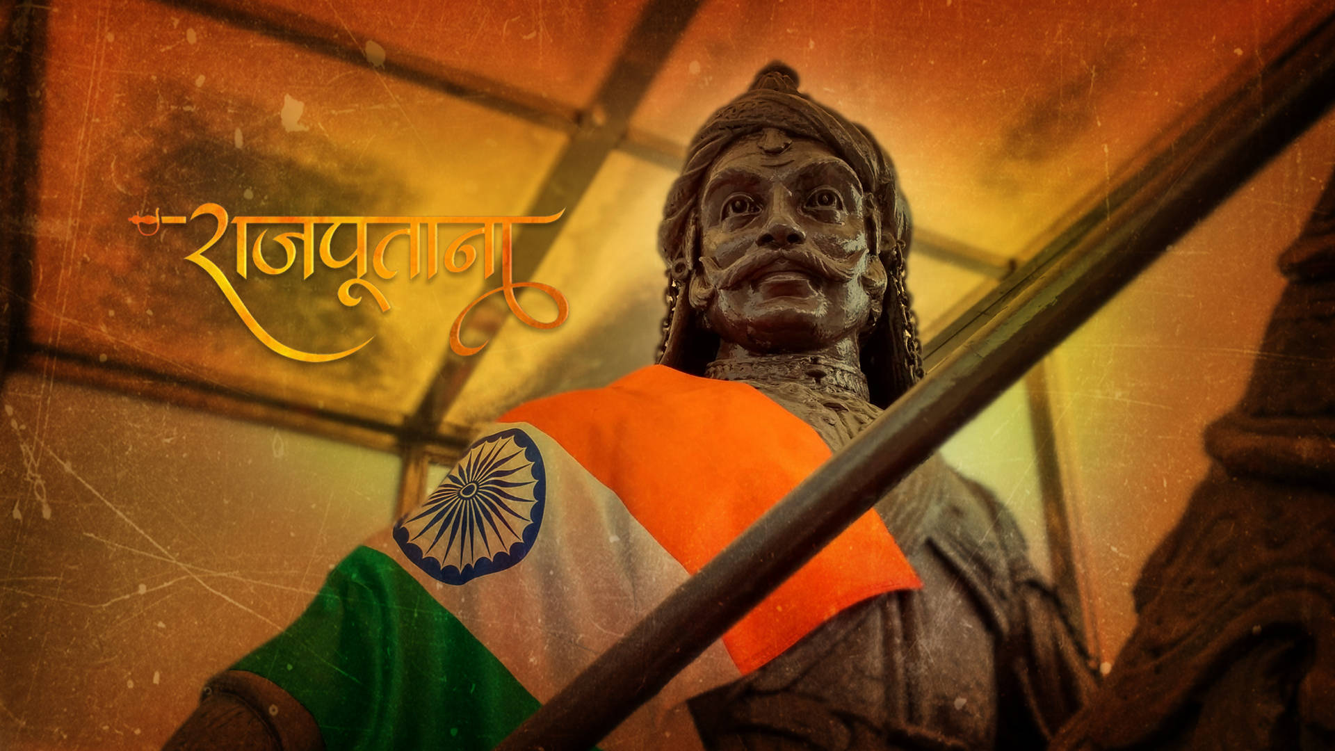 Indian 桌布 壁紙 — 一尊飽經風霜的雕像披著印度三色旗，金色的天城文字在紋理豐富的琥珀色背景上溫暖地發光。