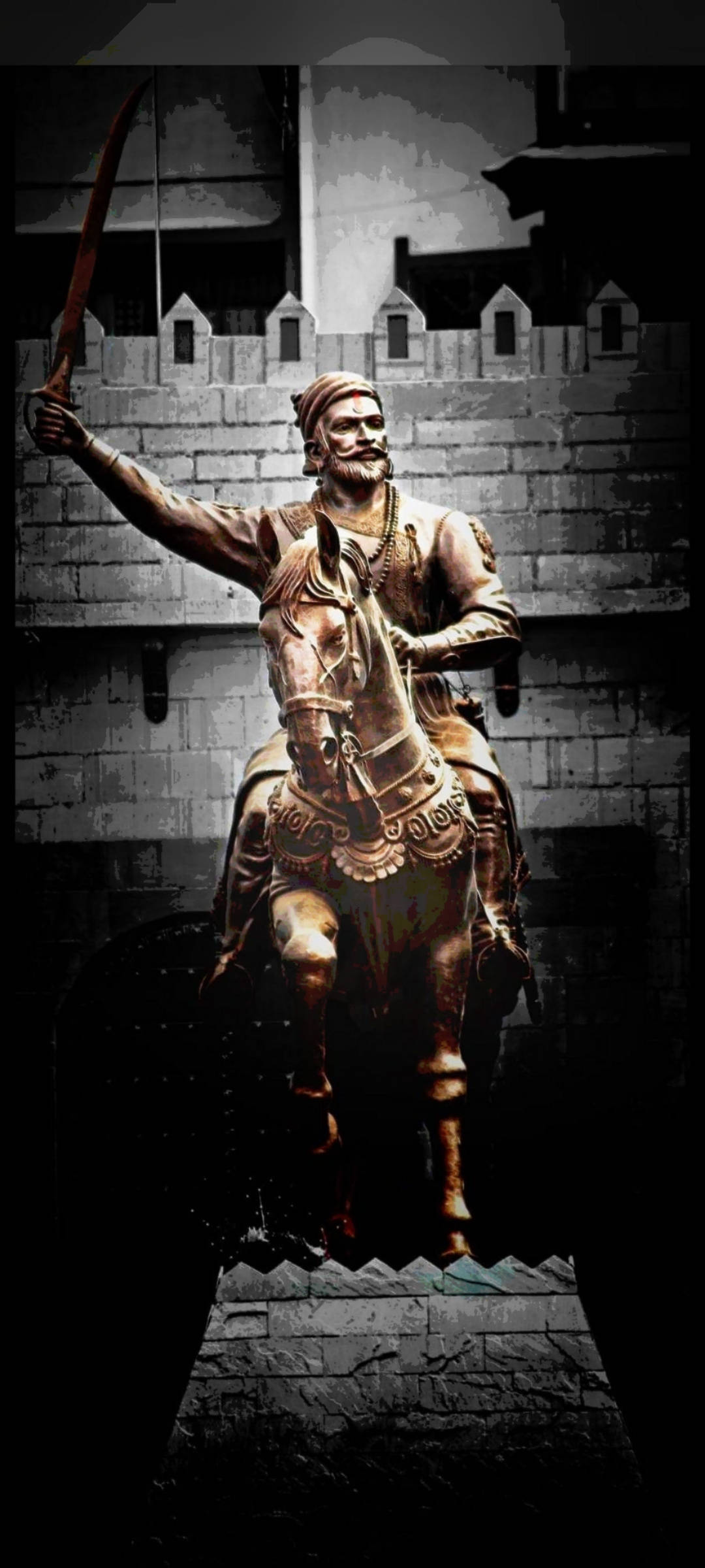 Chhatrapati Shivaji Maharaj 桌布 壁紙 — 一尊鬍鬚戰士騎馬的青銅雕像，舉起彎曲的劍，背景是深色石城堡牆。