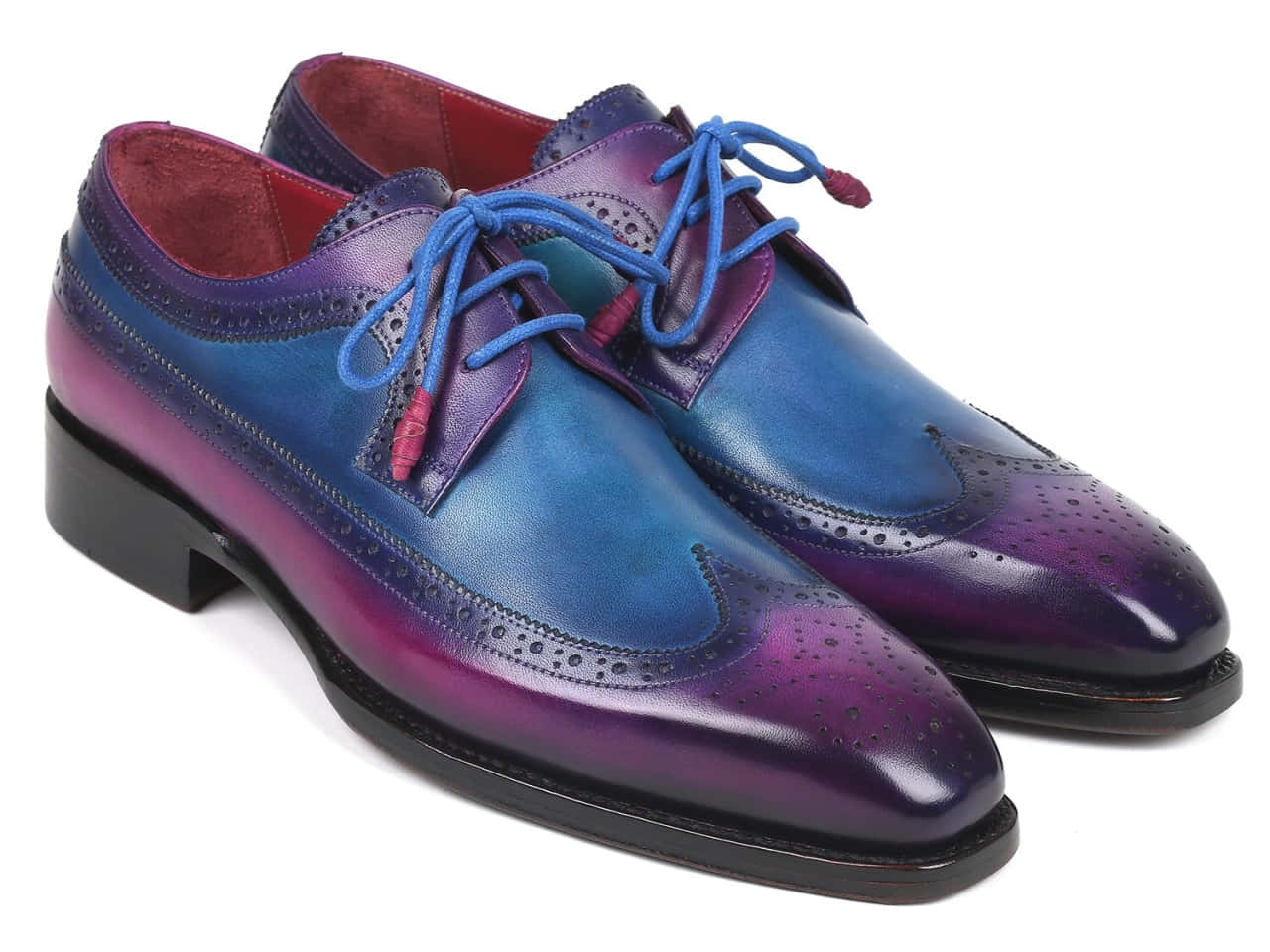 Purple Shoes 桌布 壁紙 — 一對亮面布洛克鞋，帶有從鮮藍色到紫色的漸變效果和對比鮮明的藍色鞋帶。