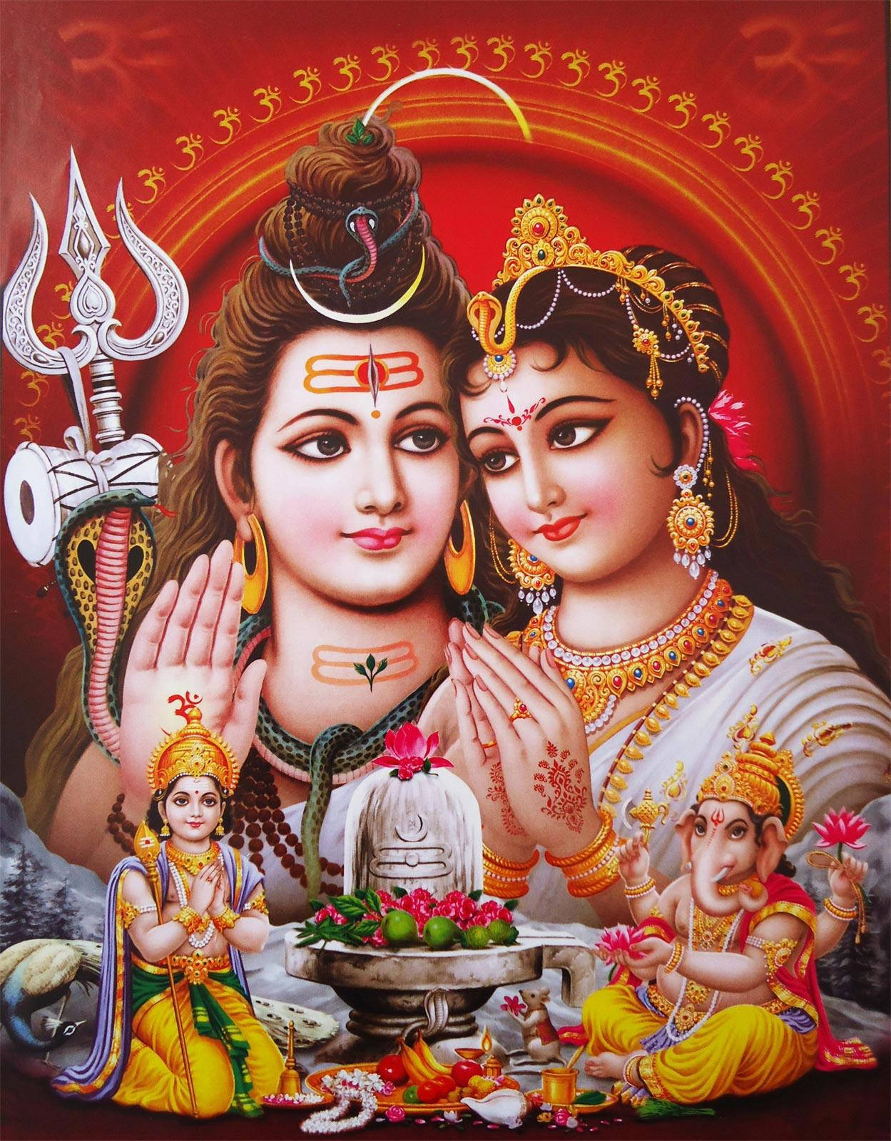 Lord Shiva Family 桌布 壁紙 — 一對充滿活力的印度教神聖夫婦，佩戴華麗珠寶和神聖符號，被眾神環繞在豐富的紅色背景中。