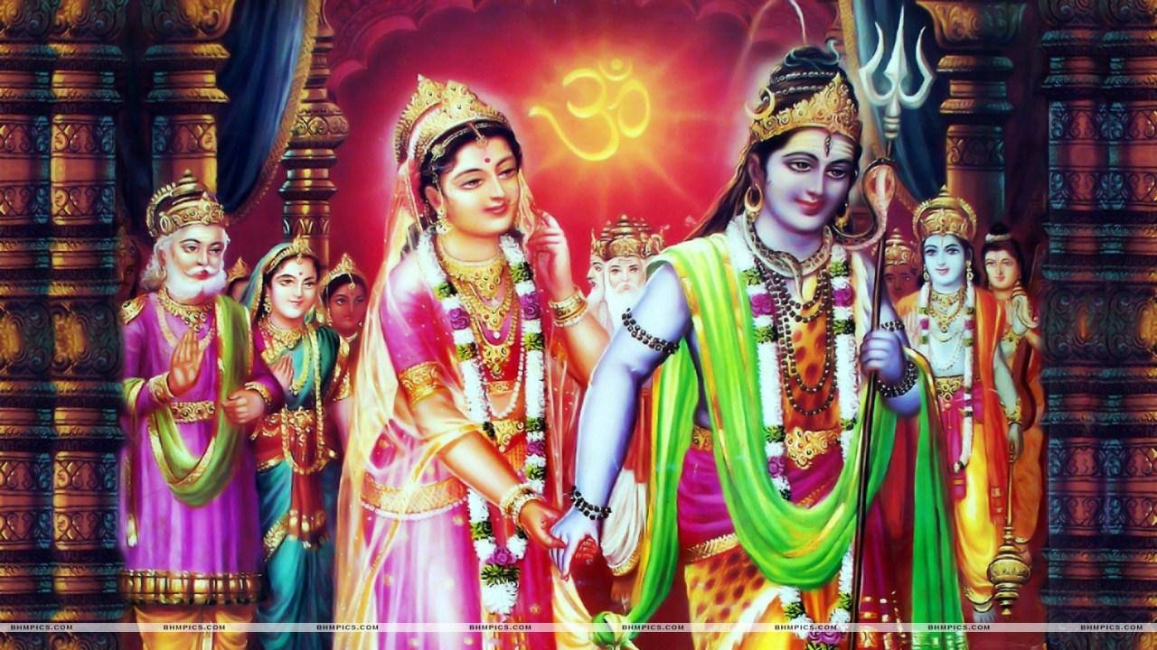 Lord Shiva Family 桌布 壁紙 — 一對充滿活力的神聖情侶，裝飾著華麗的珠寶和色彩繽紛的服裝，在發光的 Om 符號下手牽手，周圍環繞著隨從，身處裝飾華麗的寺廟環境中。