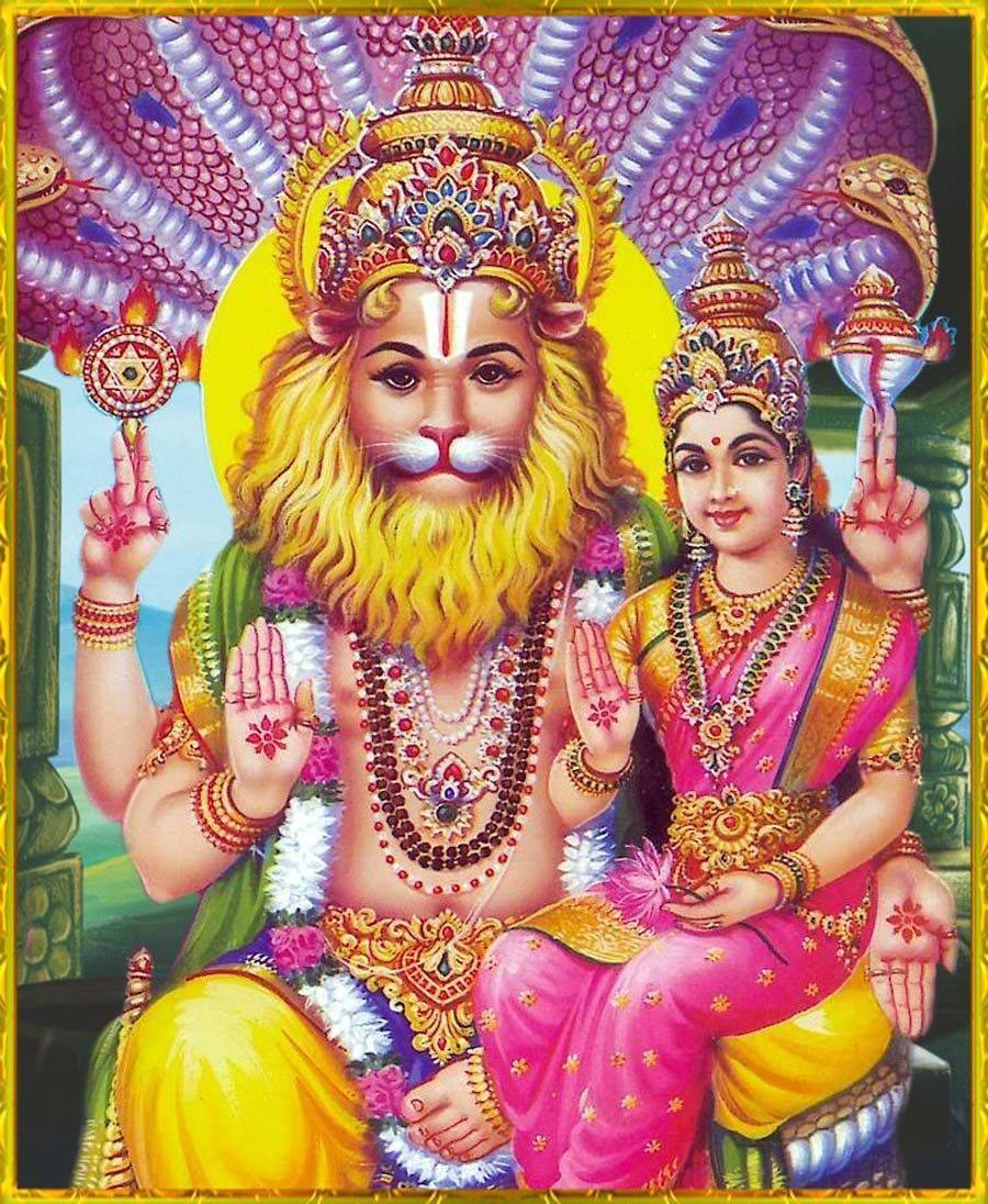 Lakshmi 桌布 壁紙 — 一對充滿活力的神聖情侶，頭戴金色皇冠，身著珠寶服飾，莊嚴地坐在紫色蛇頭罩下，散發著靈性能量。