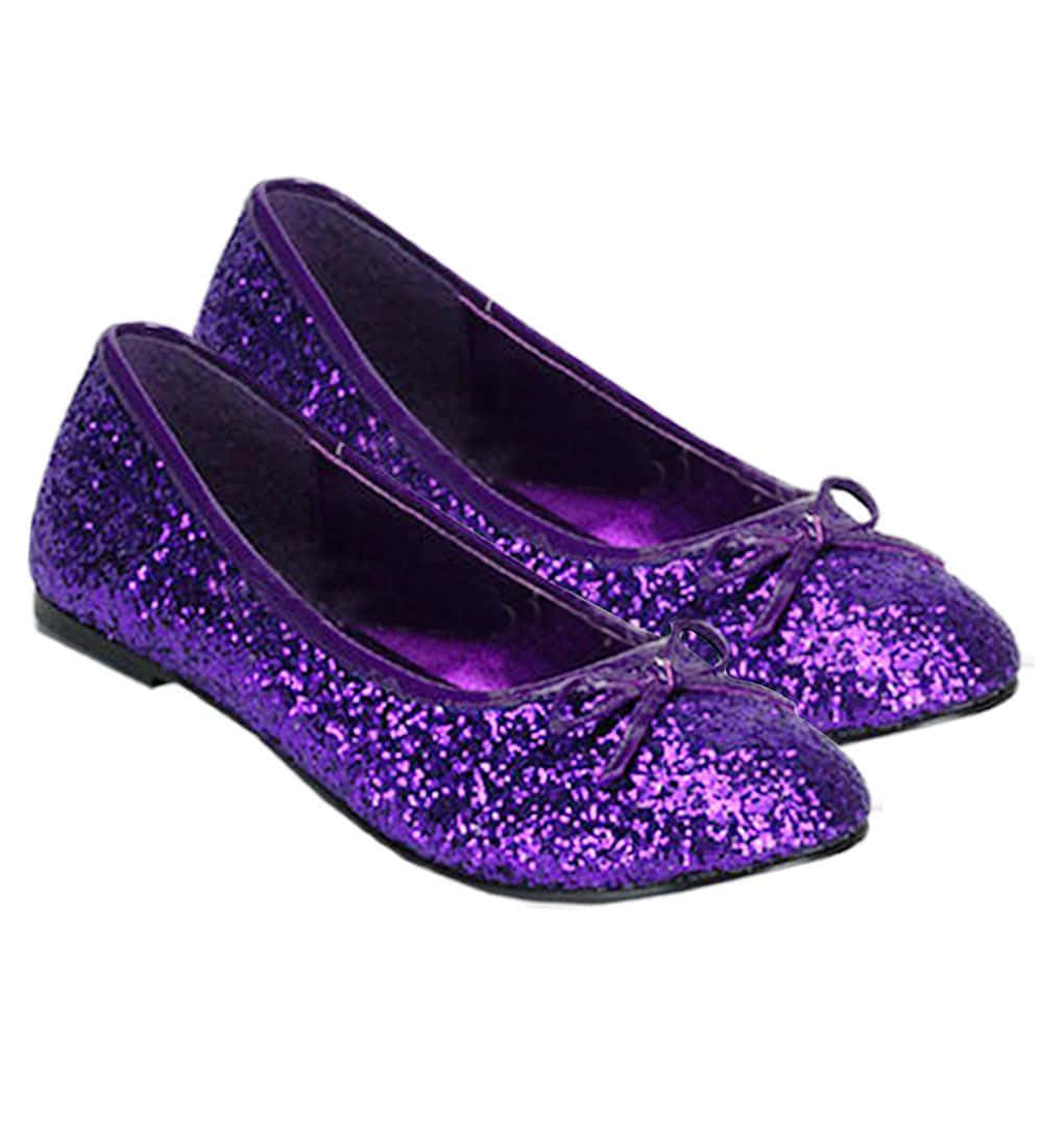 Purple Shoes 桌布 壁紙 — 一對充滿活力的紫色閃粉平底鞋，鞋頭帶有小蝴蝶結，在潔白背景前拍攝。