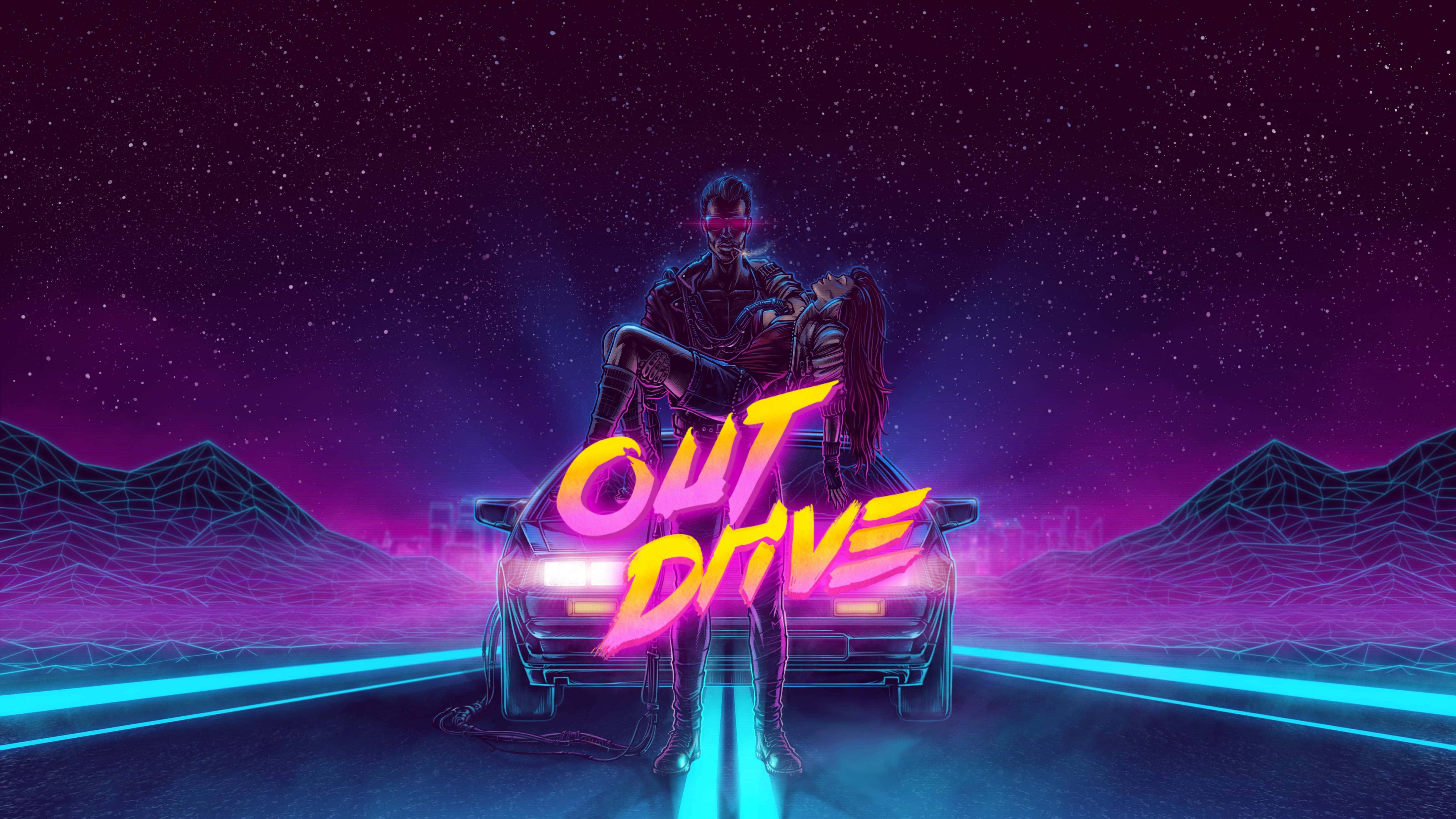 Outrun 桌布 壁紙 — 一對充滿霓虹色彩的復古未來主義情侶靠在一輛發光的汽車上，背景是星光燦爛的紫色天空和幾何山脈。