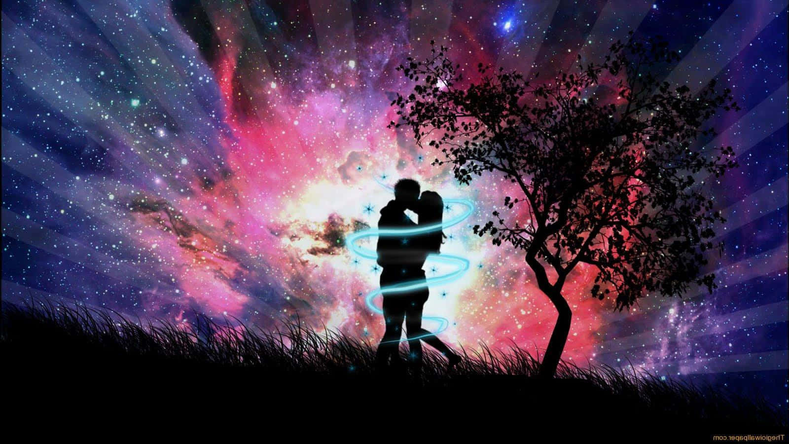 愛心 桌布 壁紙 — 一對剪影情侶在充滿活力的宇宙天空下擁抱，天空中有旋轉的星雲，旁邊還有一棵孤獨的樹。