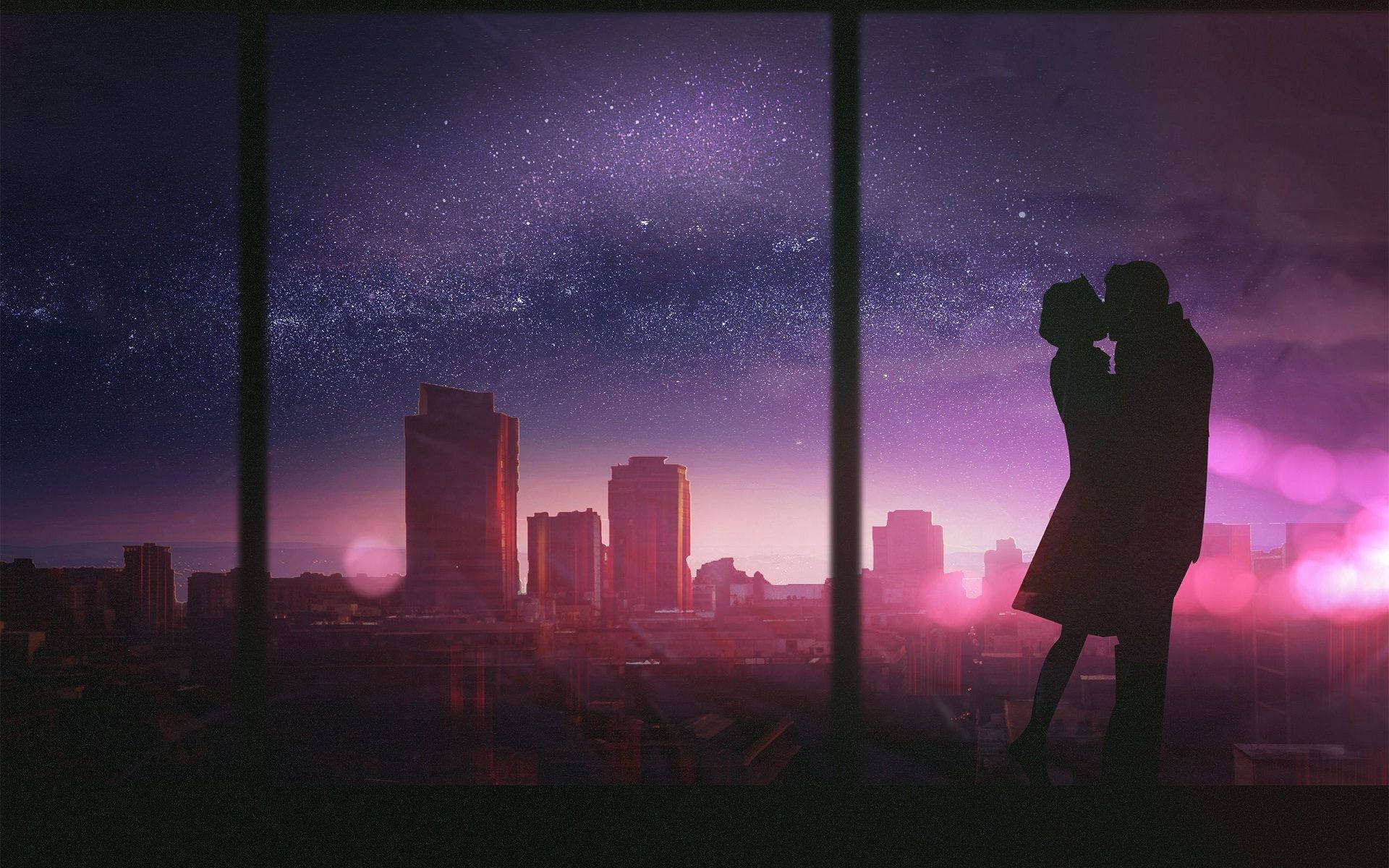 Silhouette 桌布 壁紙 — 一對剪影情侶在天臺上接吻，而充滿活力的紫色星空在暮色中照耀著城市天際線。